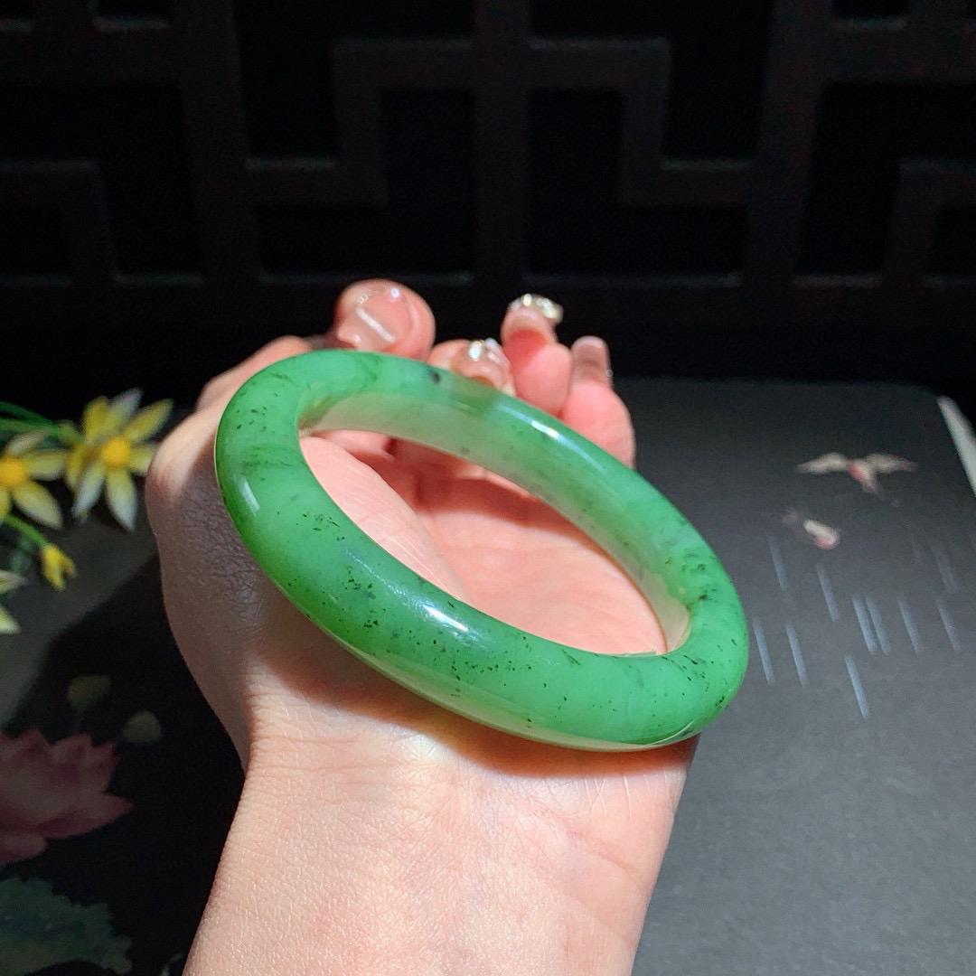 和田玉59圈口苹果绿碧玉手镯！玉质细腻油润 底色纯净 无裂无棉 脂粉好，品质高。