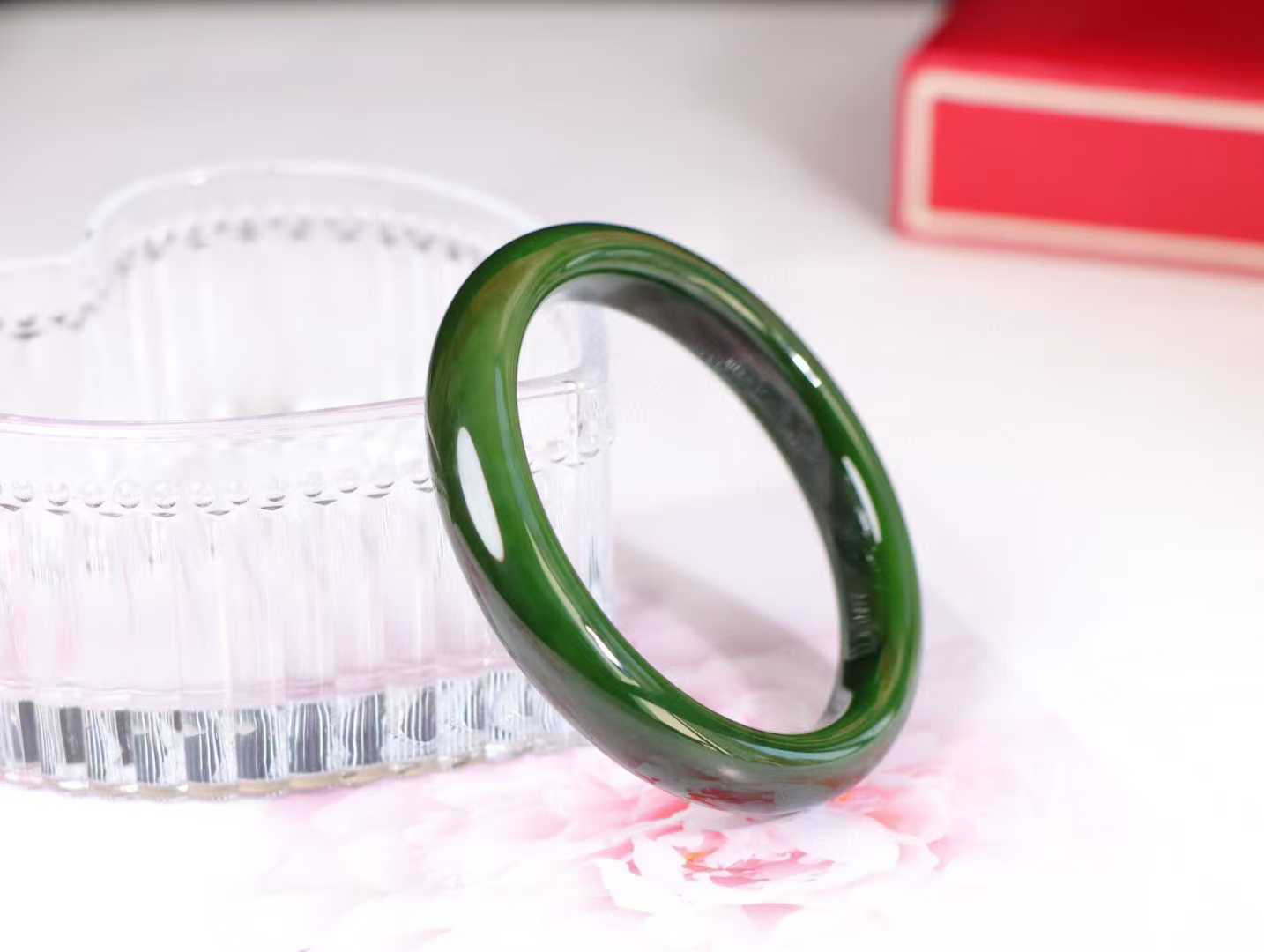 【腕间柔情】

和田玉碧玉菠菜绿手镯，俄料七号矿 红皮老料，玉质温润细腻 油性十足，色泽匀称，