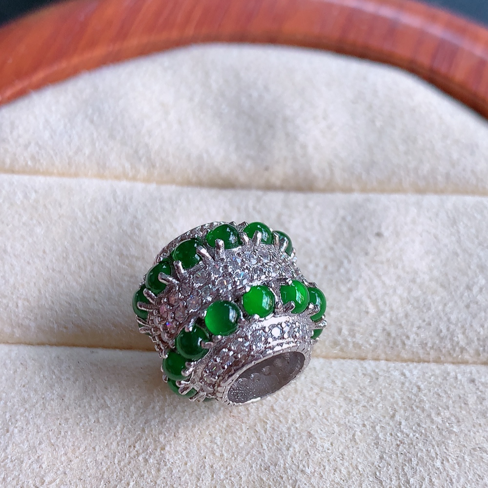 冰润满绿路路通翡翠吊坠  款式新颖时尚，日常百搭的款。满满的份量感，清秀高雅，上身效果优雅迷人！性价