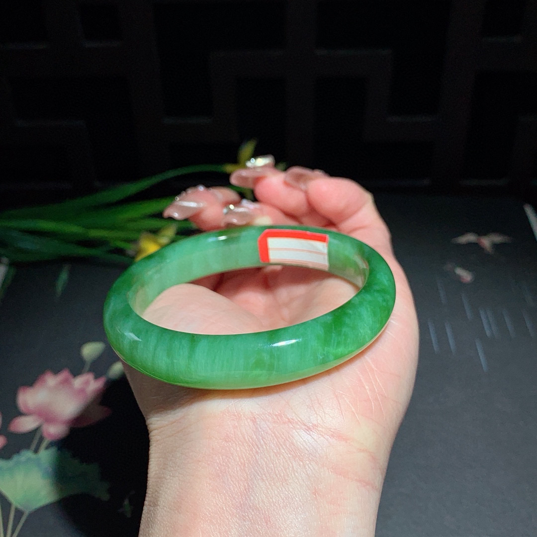 和田玉57圈口阳绿色猫眼碧玉手镯！玉质细腻油润 底色纯净 无裂无杂 脂粉好，品质高。