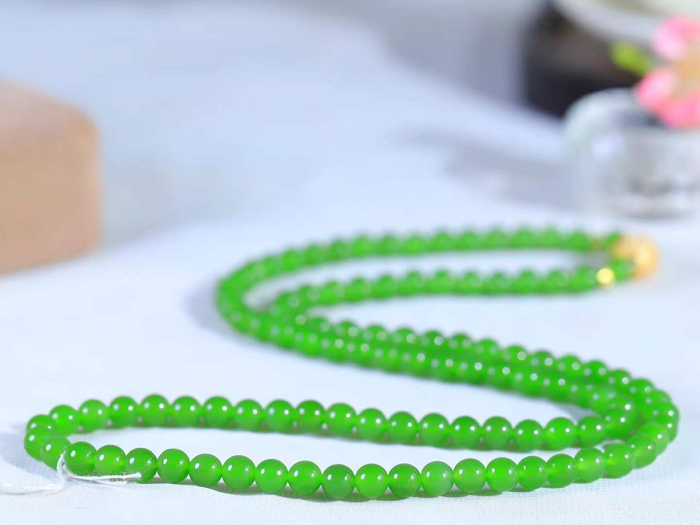 【珠圆玉润.项链】

精品️和田玉碧玉珠圆玉润项链 玉质温润细腻  整串打磨圆润，佩戴舒适。珠珠落玉盘，间关莺语花底滑，一生美好时光，无论身在何处，都有它相伴相守。事事顺遂，幸福美满，吉祥如意。重38.7克 尺寸取一6mm  36301733T