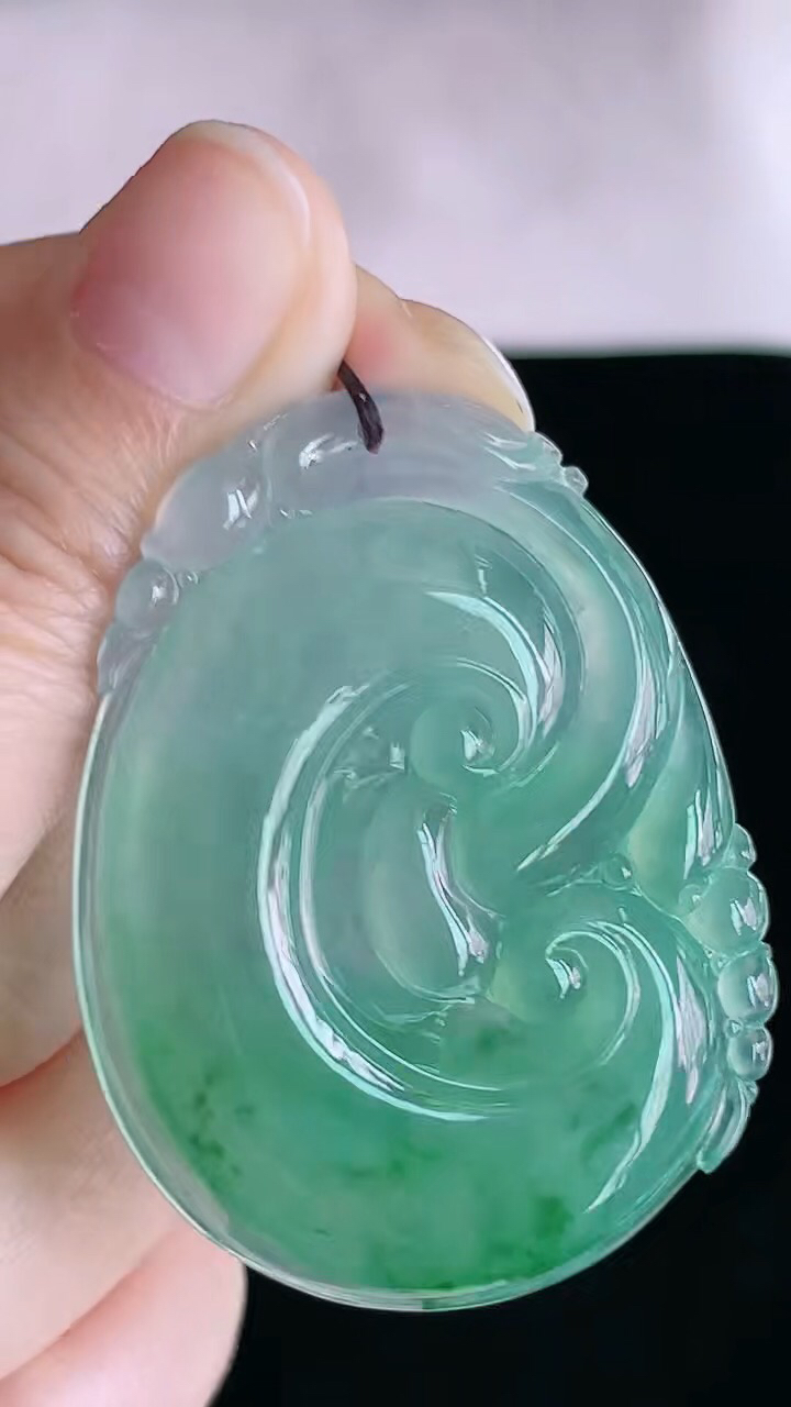 【翡翠名称】老坑种冰绿飘花大如意吊坠挂件
【翡翠尺寸】48/36.4/5mm
【翡翠描述】宝贝种老水足，玉质细腻，色泽靓丽，性价比高，佩戴效果好！
【其它赠送】权威证书/精美挂绳盒子/支持全国复检