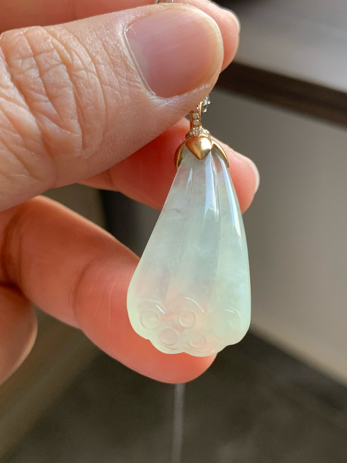 冰微黄莲蓬吊坠

裸石30*16.8*6.5
整体长度38.8mm
18k金钻石镶嵌扣头