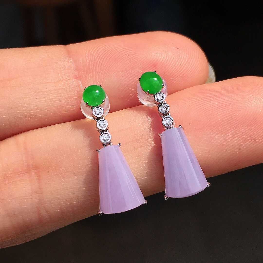 （紫+绿）二合一耳坠，色泽均匀艳丽，玉质细腻，荧光感超
强，饱满圆润，尽显优雅气质，18k
金豪华镶