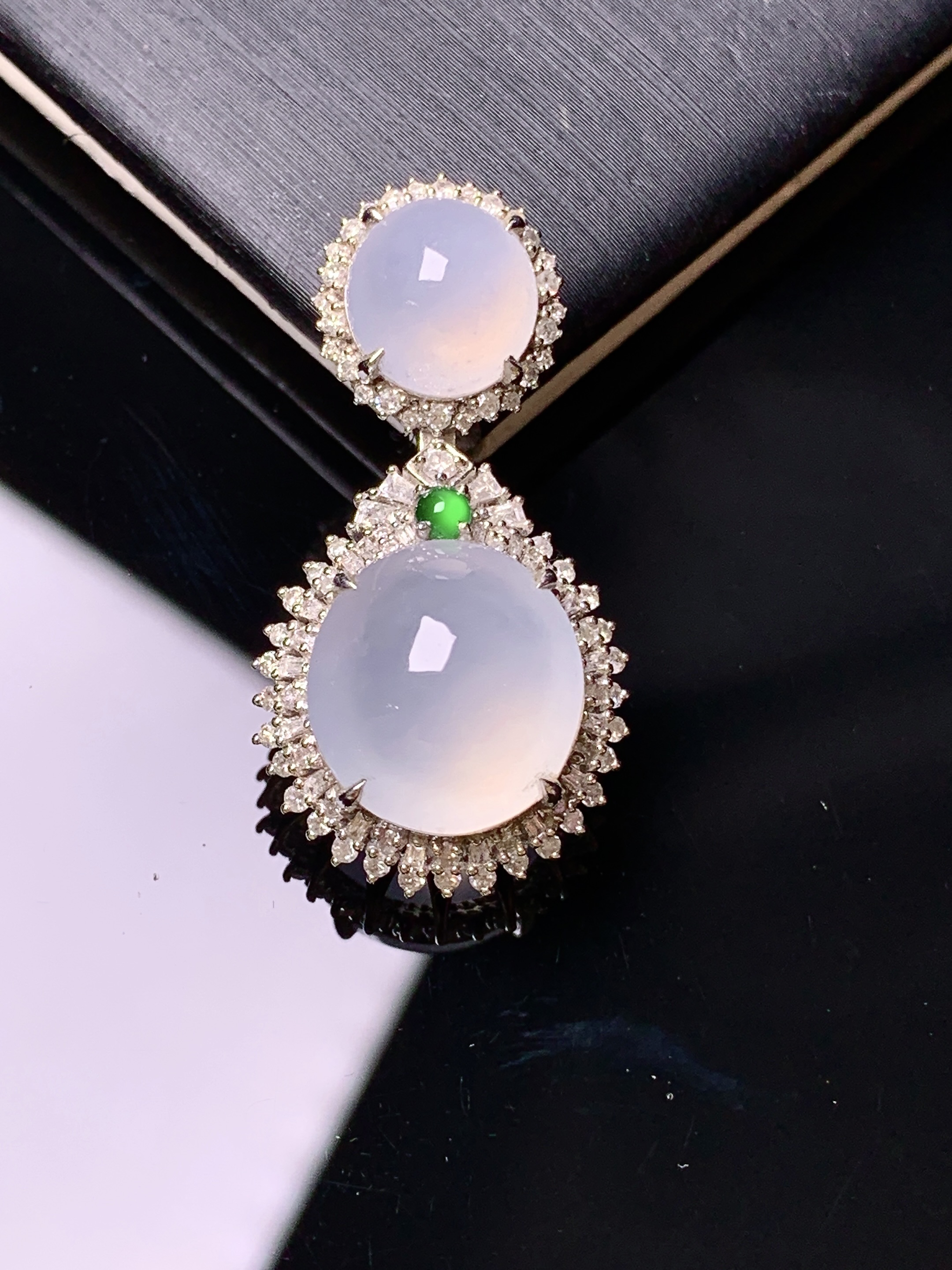 18k金钻镶嵌冰种蛋面吊坠 玉质细腻 色泽艳丽清新 水润亮眼 整体尺寸30.2*15.8*12t1