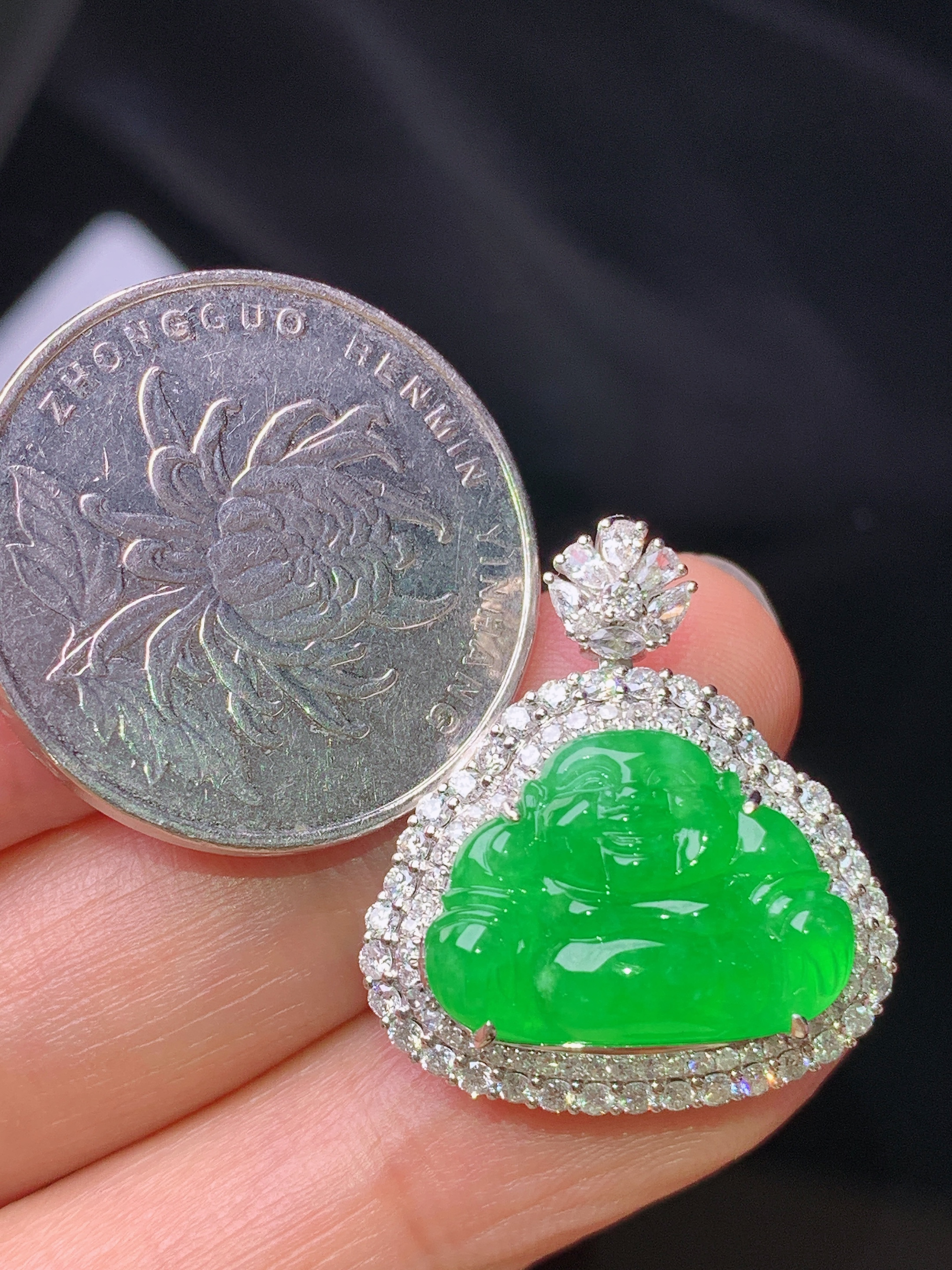 18k金钻镶嵌翠绿佛公吊坠 玉质细腻 色泽艳丽清新 水润亮眼 整体尺寸27.8*22*9.7*m4