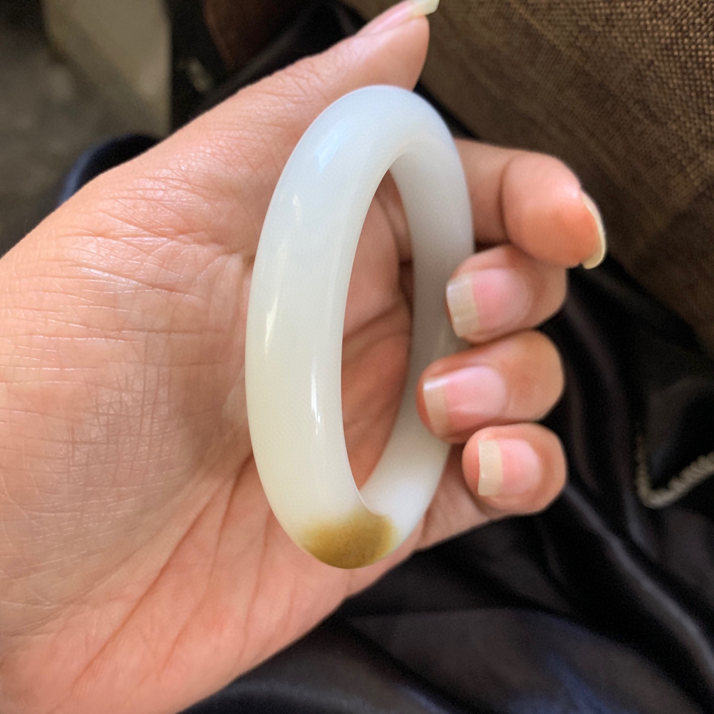 和田玉55圈口且末糖料手镯，镯型古朴典雅。在诗情画意的雨巷相遇，你是我腕间的一抹风情，有你眸有深情.