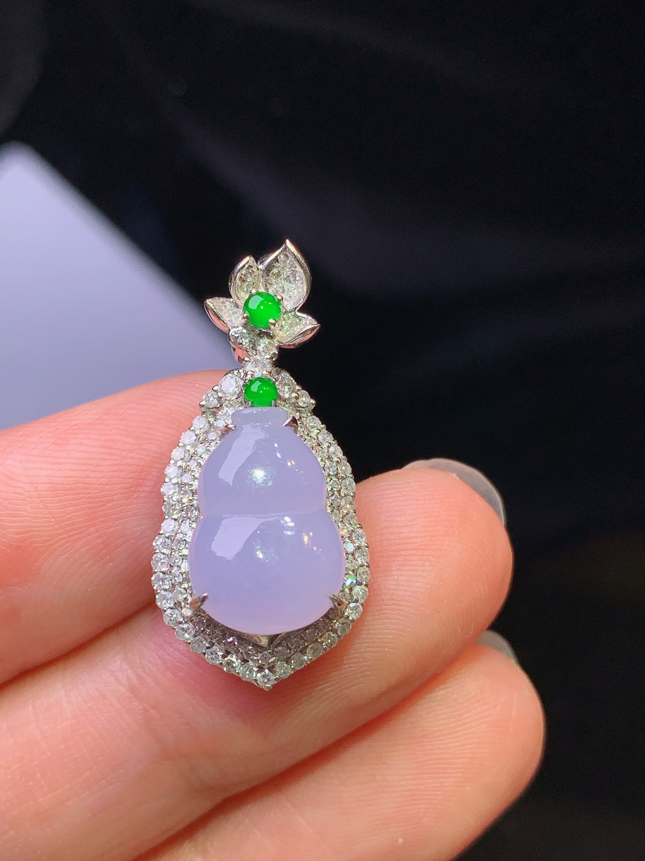 18k金钻镶嵌紫罗兰葫芦吊坠 玉质细腻 色泽艳丽清新 水润亮眼 整体尺寸26.2*12.6*9.2t1