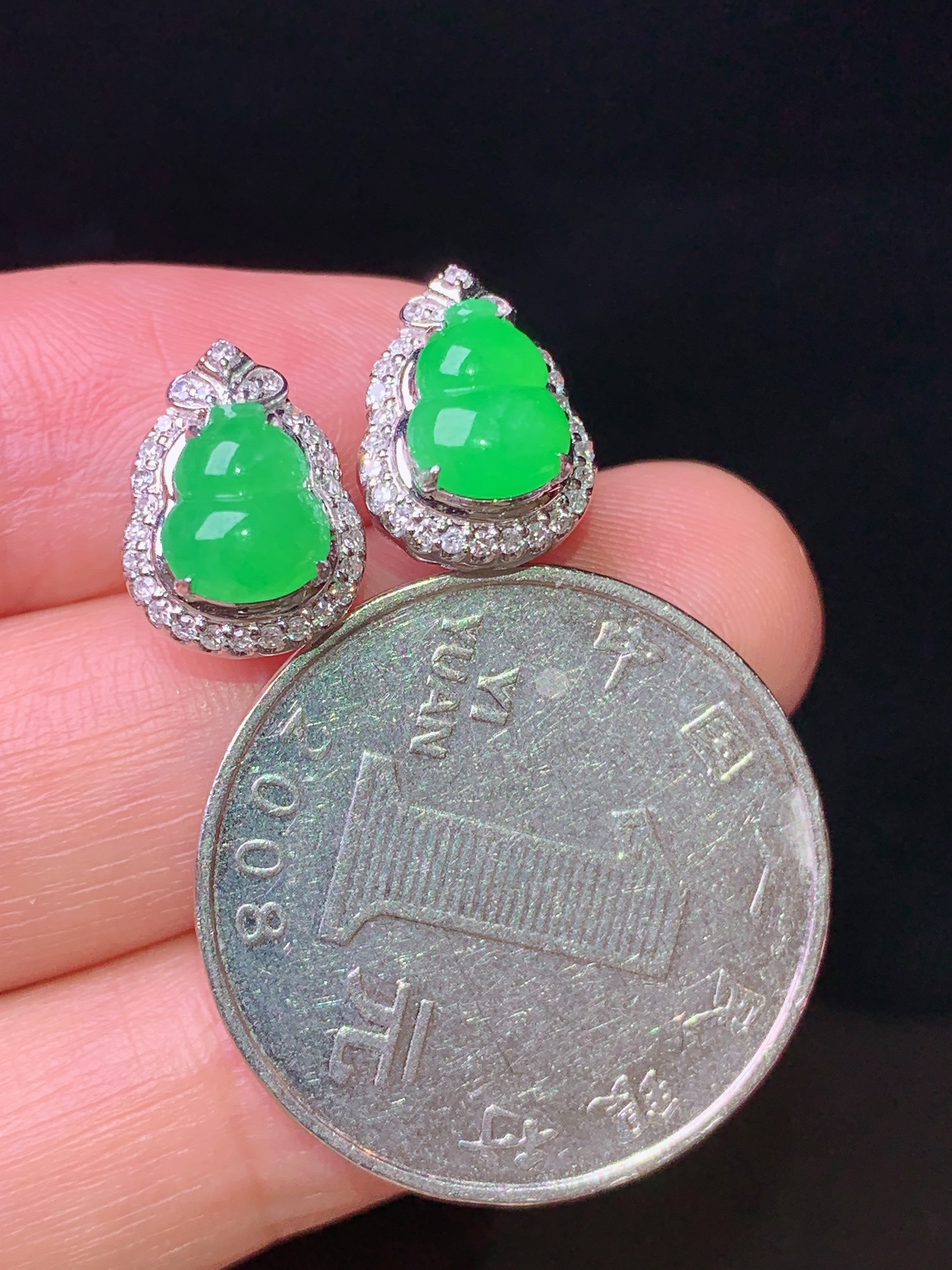 18k金钻镶嵌翠绿葫芦耳钉 玉质细腻 色泽艳丽清新 水润亮眼 整体尺寸12*9.2*6.5h1