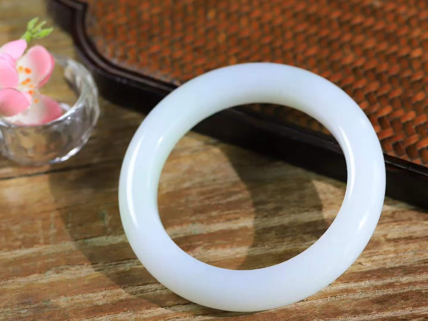 【花样年华·手镯】

精品和田玉白玉飘翠手镯，质地油润细腻，色泽高贵典雅，镯型古朴典雅。在诗情画意的雨巷相遇，你是我腕间的一抹风情，有你眸有深情，清风荡漾湖间静水，我愿俯身低眉，在烟波涟漪处，寻你深情倩影。内径59.5mm尺寸13-11.5mm 重80.5克。fDL-36301688