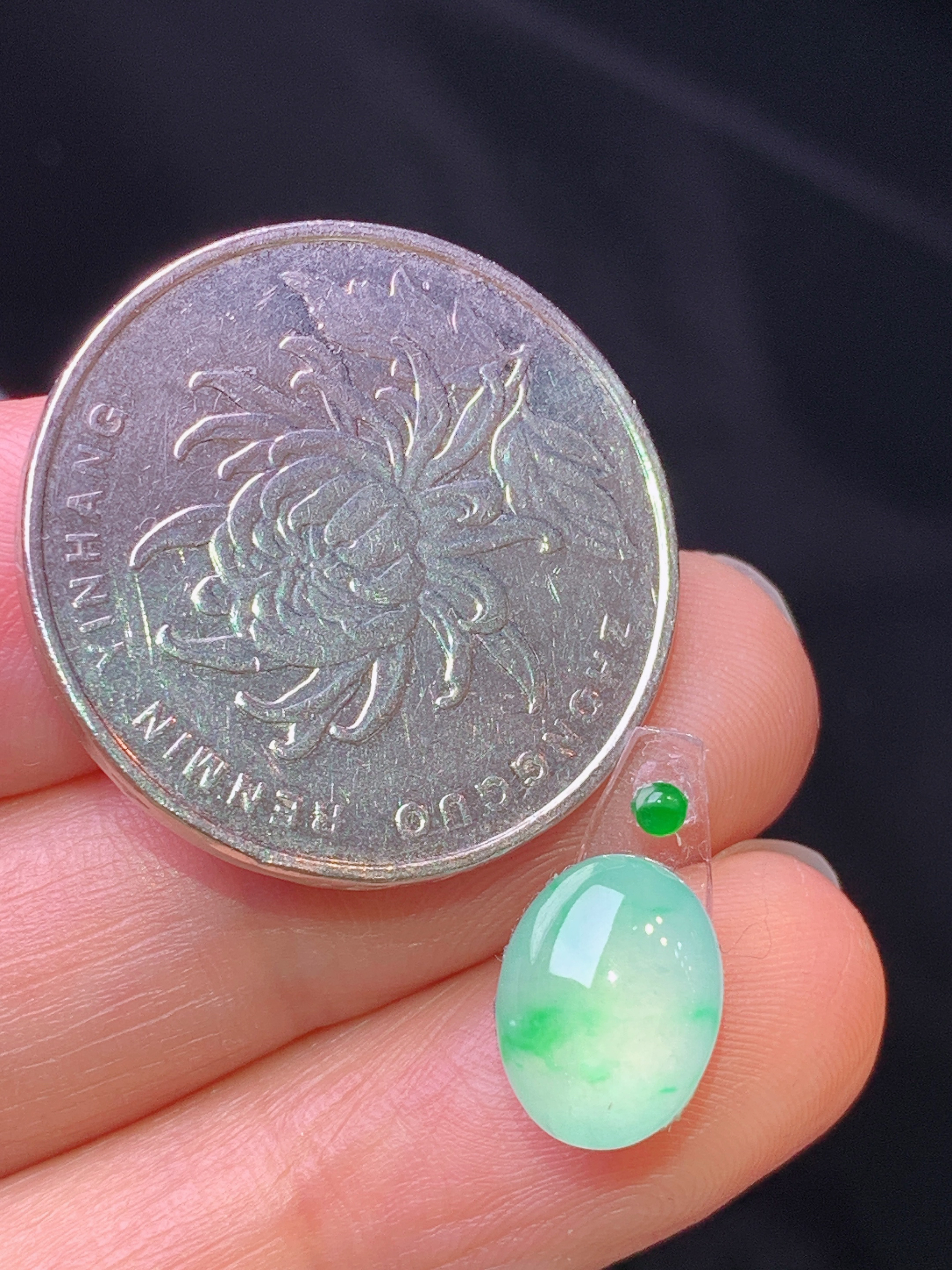 镶嵌款 冰种飘绿蛋面吊坠 玉质细腻 色泽艳丽清新 水润亮眼 整体尺寸10.3*8*4*2x