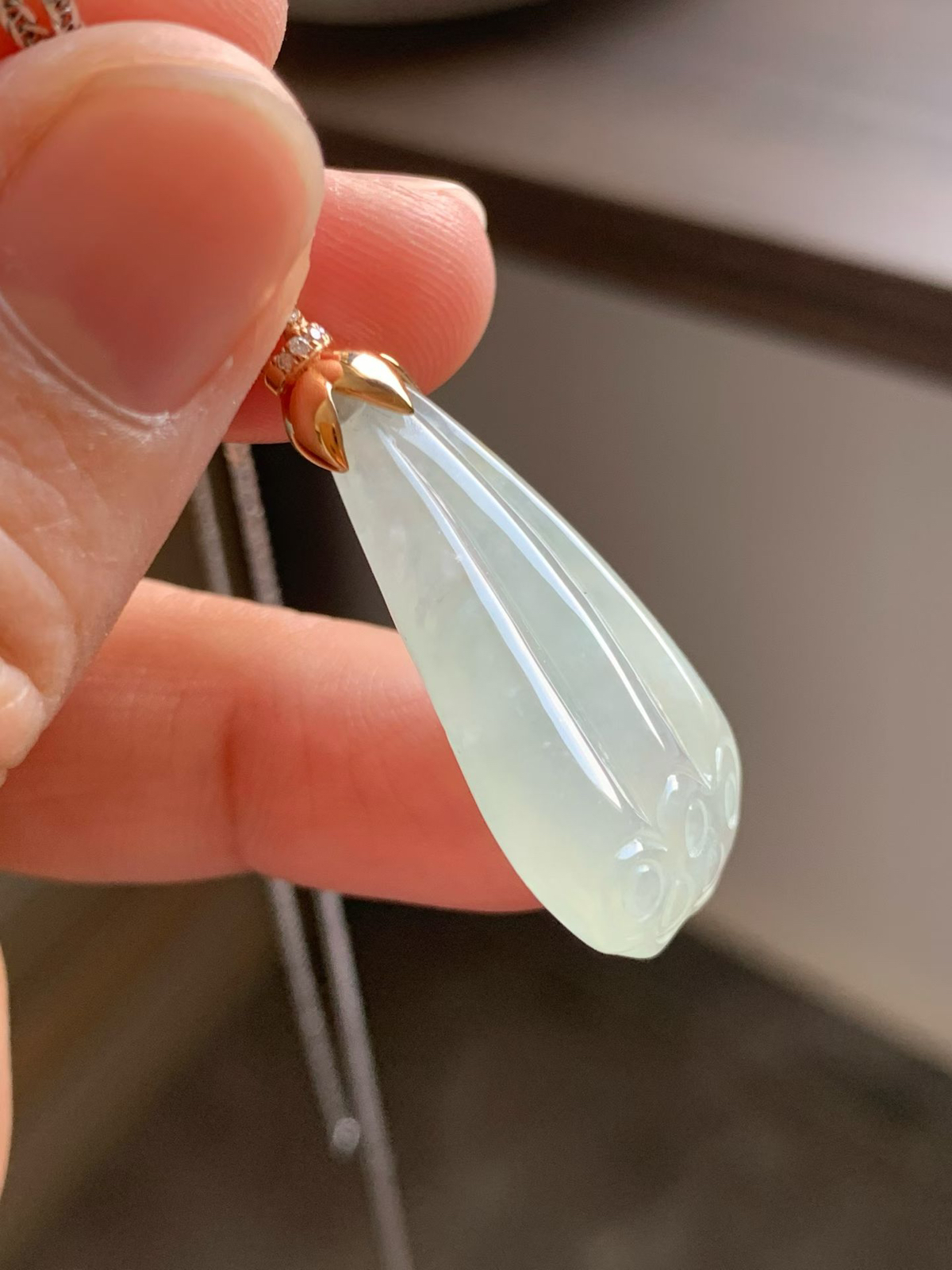 冰微黄莲蓬吊坠

裸石30*16.8*6.5
整体长度38.8mm
18k金钻石镶嵌扣头