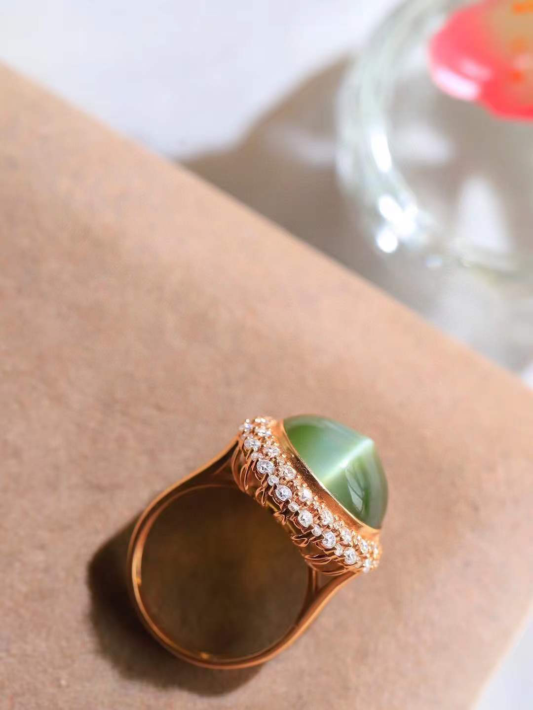 【金镶玉.戒指】

精品和田玉碧玉猫眼18k金戒指 玉质细腻温润 油性十足 ，不论时光如何流转变化，这枚戒指始终闪耀着最初的光芒。精工镶嵌18K金 （保真金 可检测贵金属18K金） 重5.7克 内径17mm尺寸13.7-12.7mm 55361733T