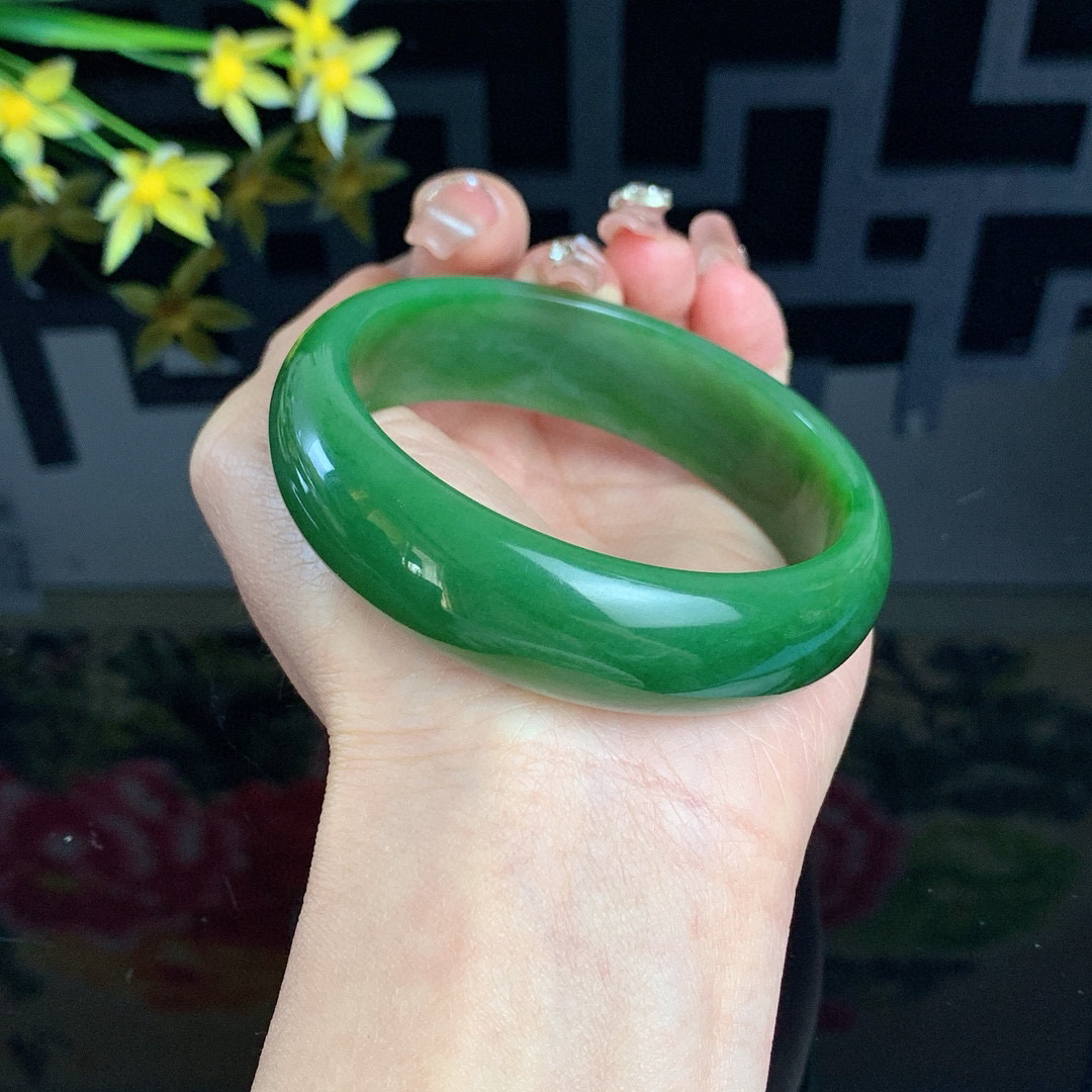 收藏款，和田玉60圈口菠菜绿宽版碧玉手镯！玉质细腻油润 底色纯净 无裂无杂 脂粉好，品质高。