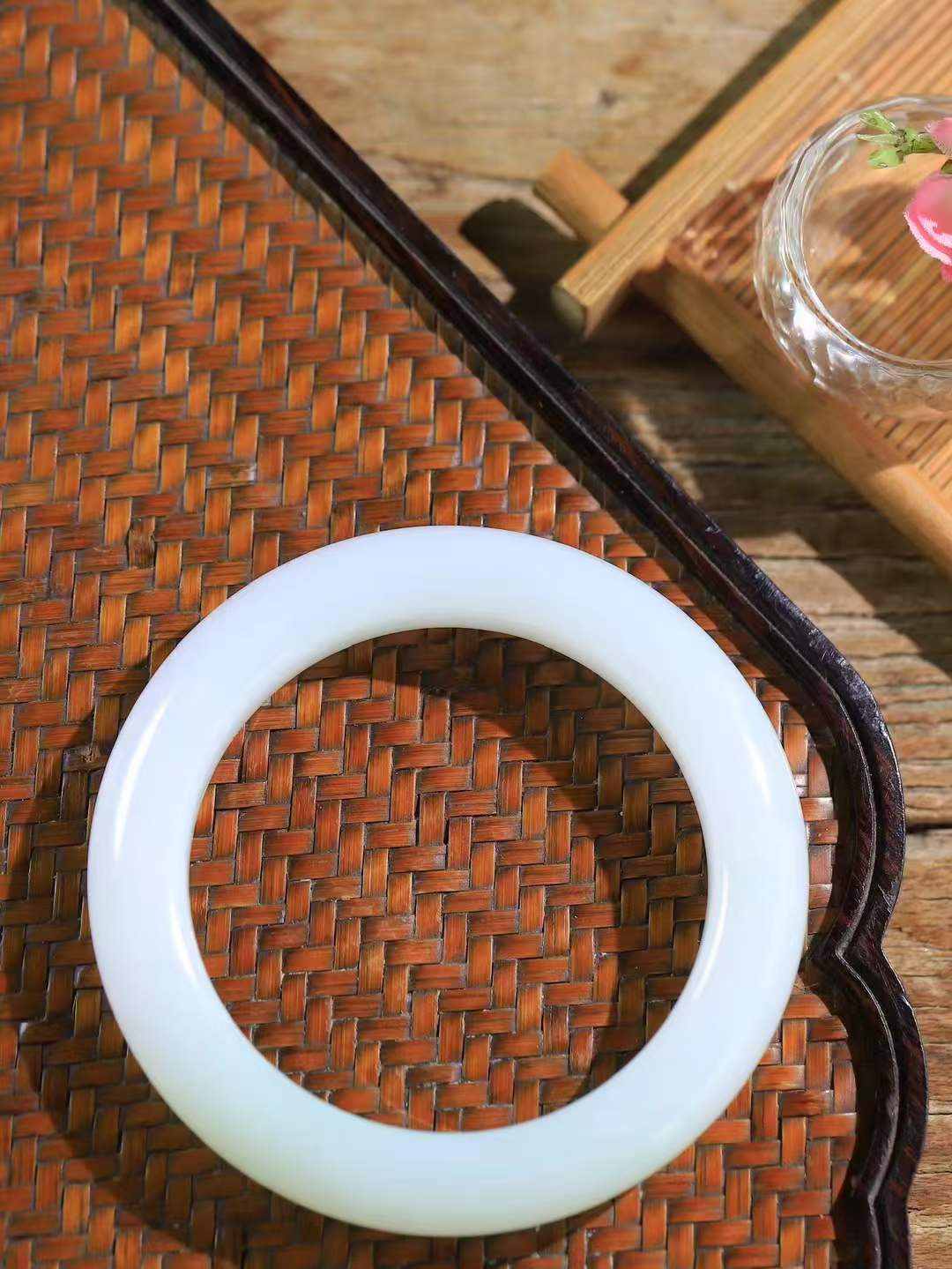 【花样年华·手镯】

精品和田玉白玉飘翠手镯，质地油润细腻，色泽高贵典雅，镯型古朴典雅。在诗情画意的雨巷相遇，你是我腕间的一抹风情，有你眸有深情，清风荡漾湖间静水，我愿俯身低眉，在烟波涟漪处，寻你深情倩影。内径59.5mm尺寸13-11.5mm 重80.5克。fDL-36301688