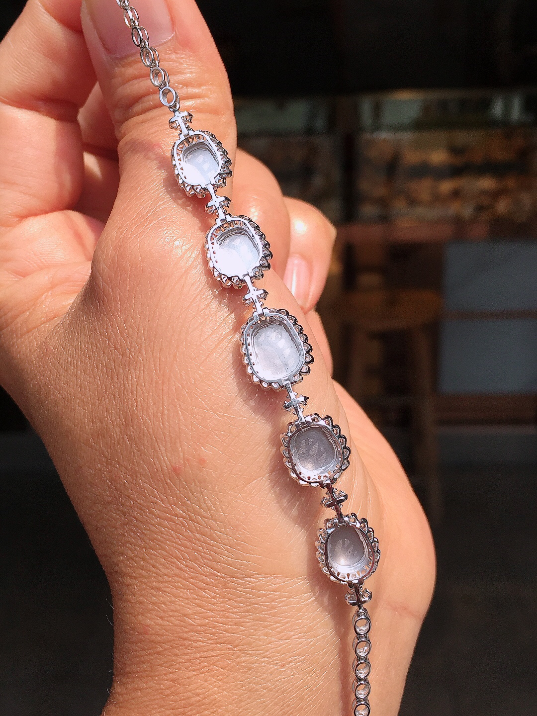 阳绿貔貅手链，色泽均匀艳丽，玉质细腻，荧光感超
强，饱满圆润，尽显优雅气质，18k
金豪华镶嵌