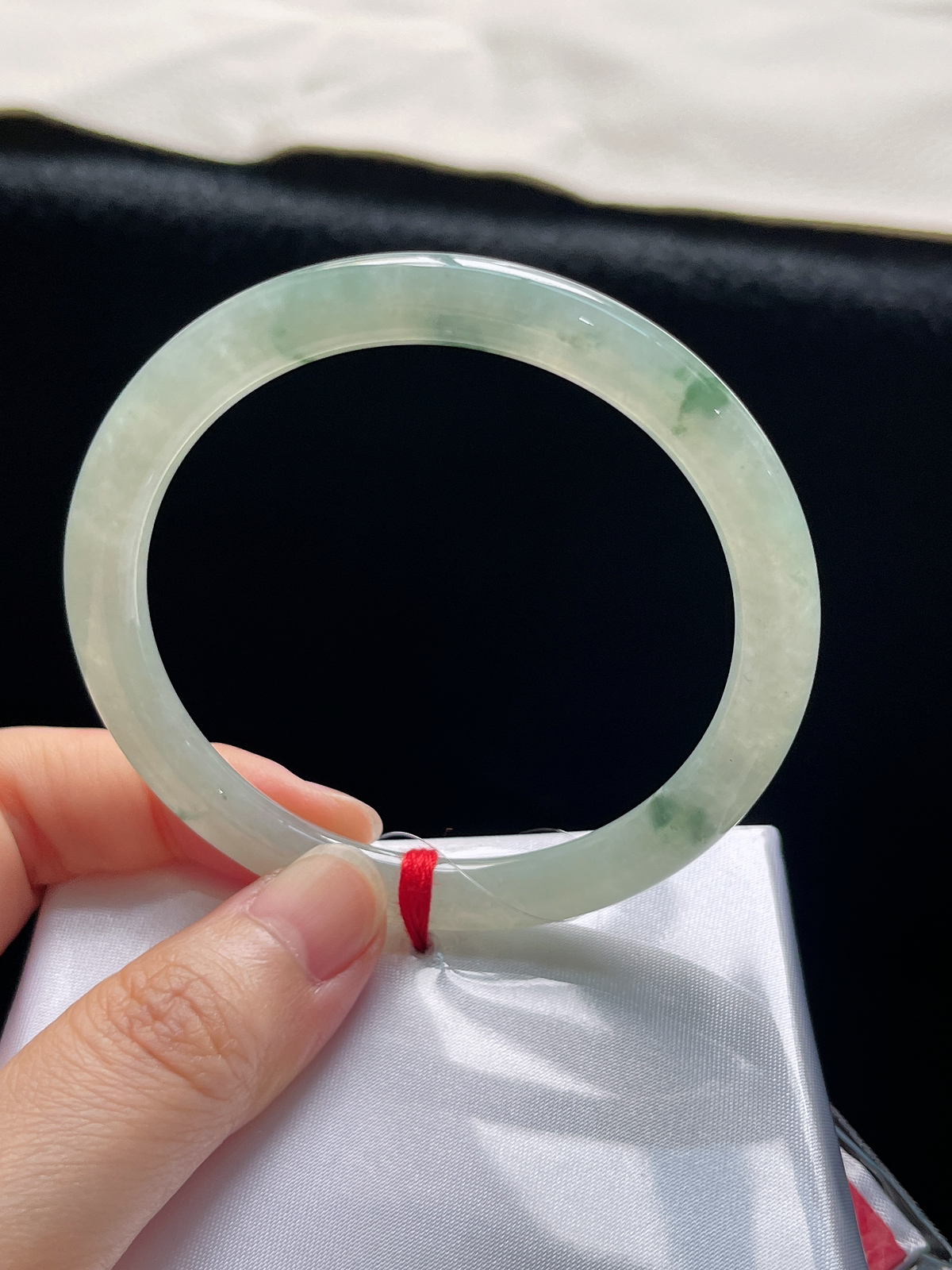 圆镯53.4圈口，翡翠冰糯种飘绿手镯