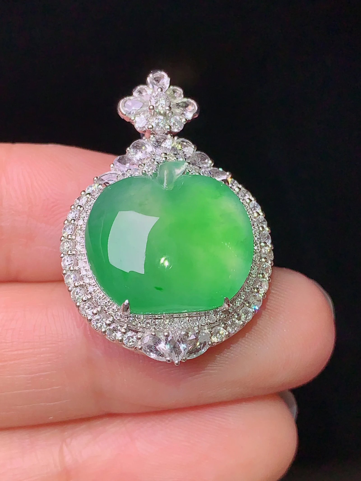 18k金钻镶嵌翠绿苹果吊坠 玉质细腻 水润亮眼  整体尺寸30.3*20.2*11.6