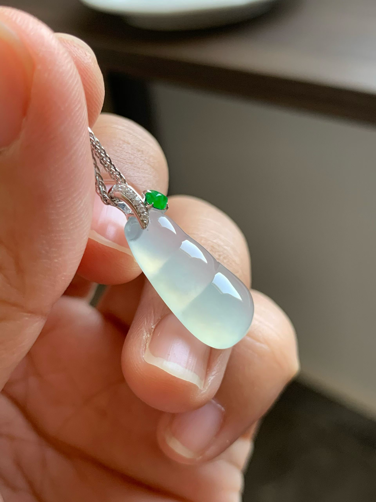 白冰果冻富贵豆

裸石22*11*6.2 整体长度26.5mm
18k金钻石镶嵌