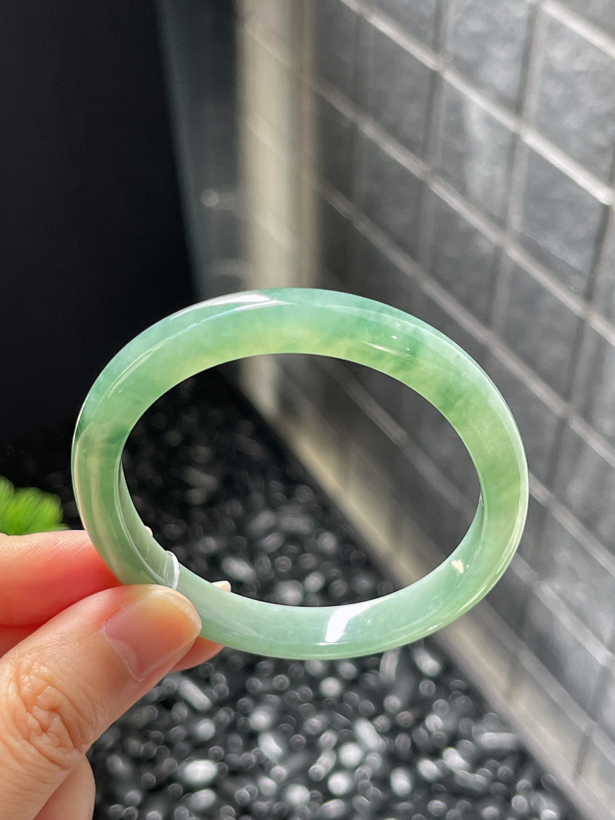 贵妃镯55.1圈口，翡翠糯化种飘绿手镯