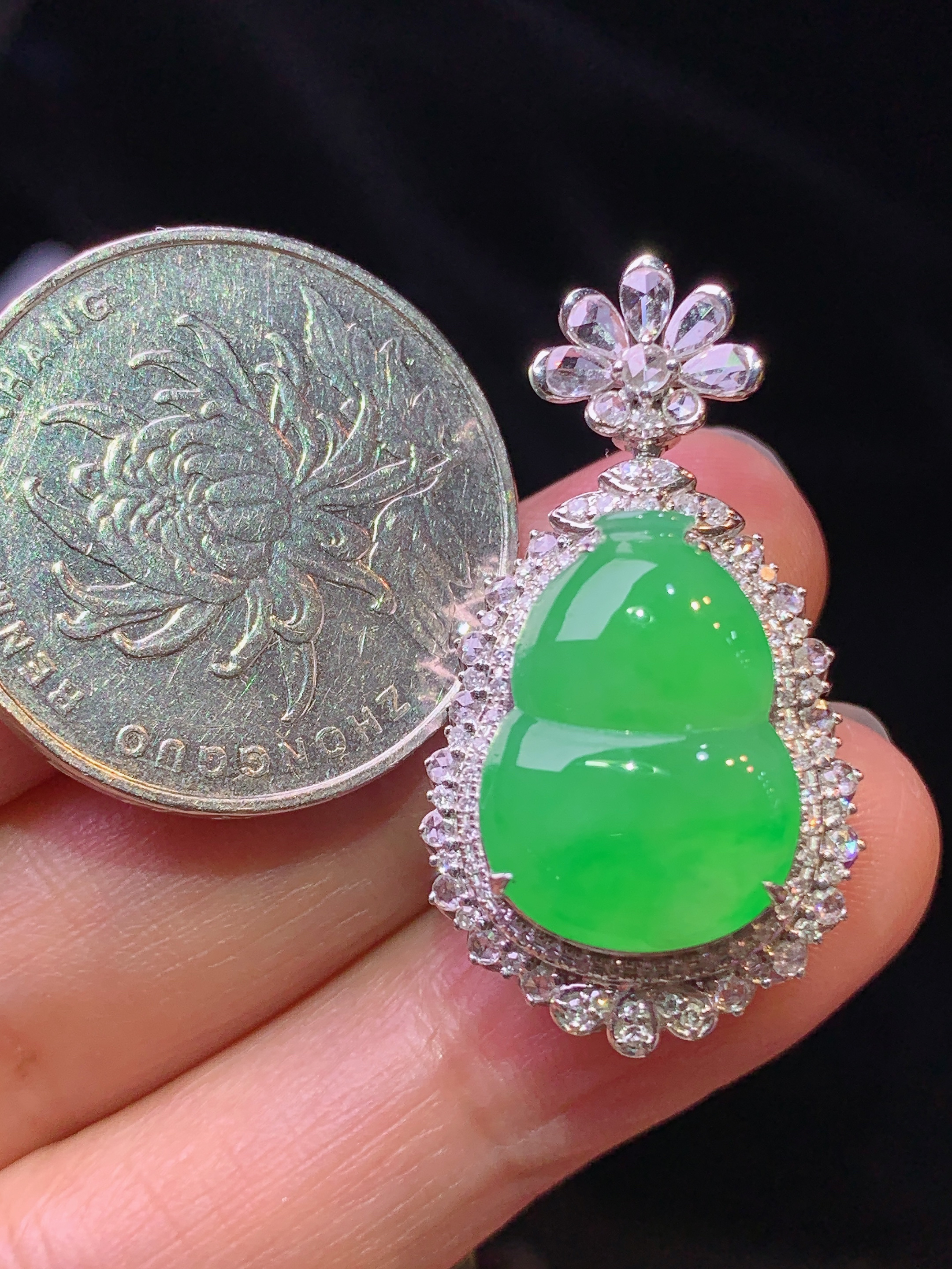 18k金钻镶嵌翠绿葫芦吊坠 玉质细腻 色泽艳丽清新 水润亮眼 整体尺寸32.2*17.8*12.2y4