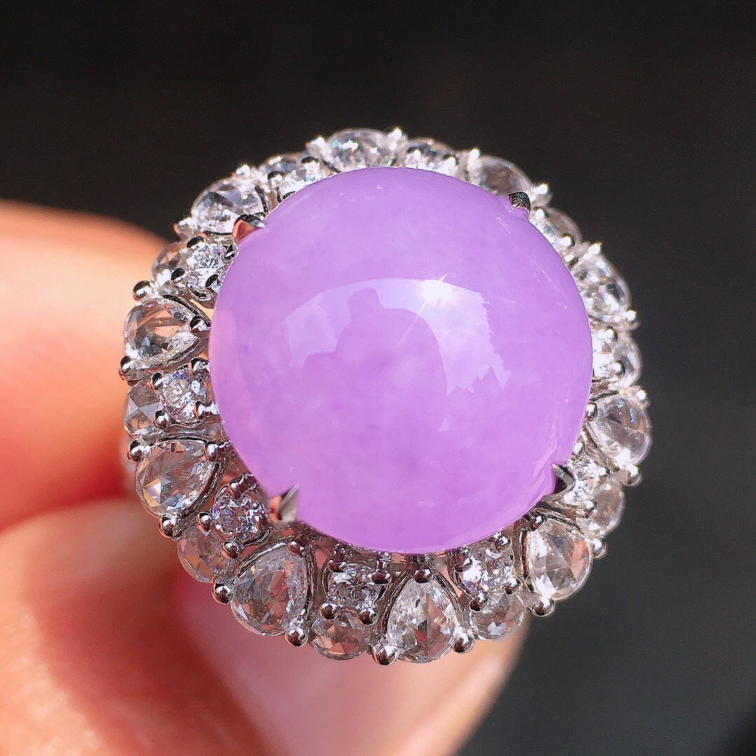 紫罗兰蛋面戒指，色泽均匀艳丽，玉质细腻，荧光感超
强，饱满圆润，尽显优雅气质，18k
金豪华镶嵌