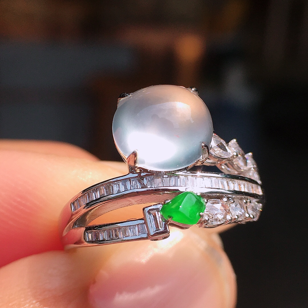 玻璃种蛋面戒指，玉质细腻，荧光感超
强，饱满圆润，尽显优雅气质，18k
金豪华镶嵌