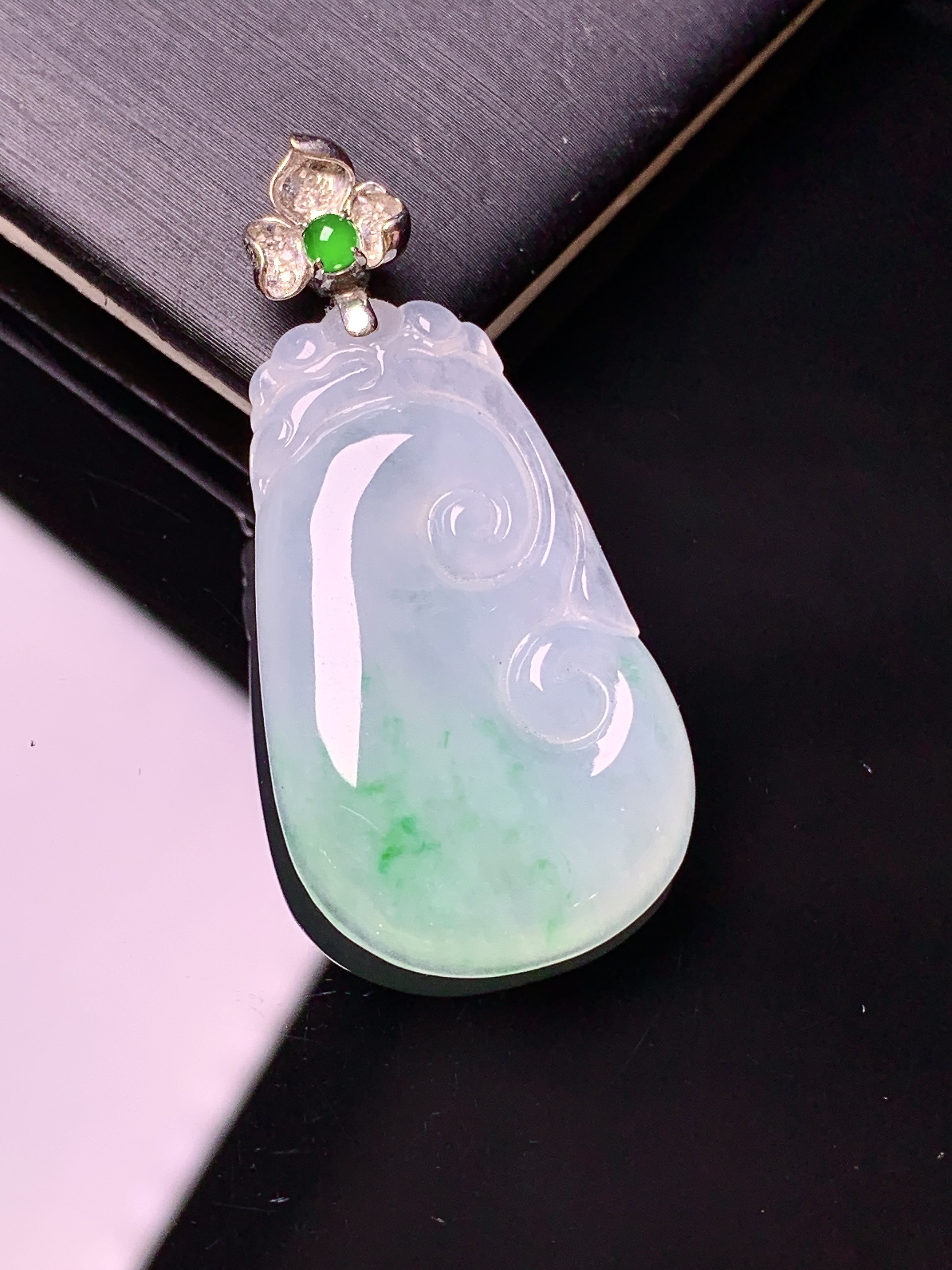 18k金钻镶嵌冰种飘绿如意吊坠 玉质细腻 色泽艳丽清新 水润亮眼 整体尺寸39.8*19*4.8*2