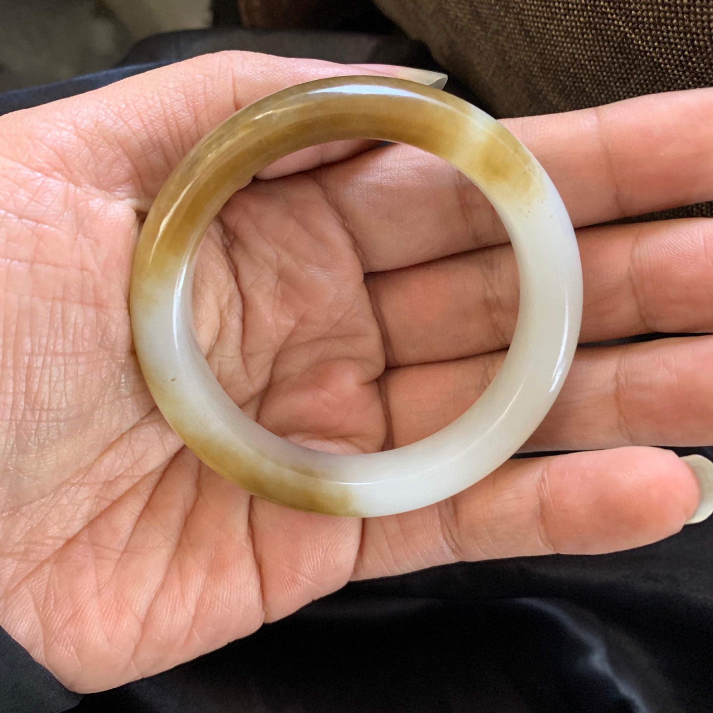 和田玉51.2圈口且末糖料手镯，镯型古朴典雅。在诗情画意的雨巷相遇，你是我腕间的一抹风情，有你眸有深情.清风荡漾湖间静水，我愿俯身低眉，在烟波涟漪处寻你