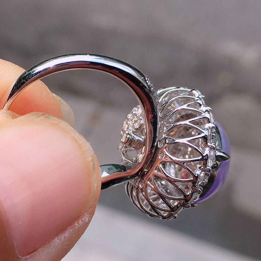 紫罗兰蛋面戒指，色泽均匀艳丽，玉质细腻，荧光感超
强，饱满圆润，尽显优雅气质，18k
金豪华镶嵌