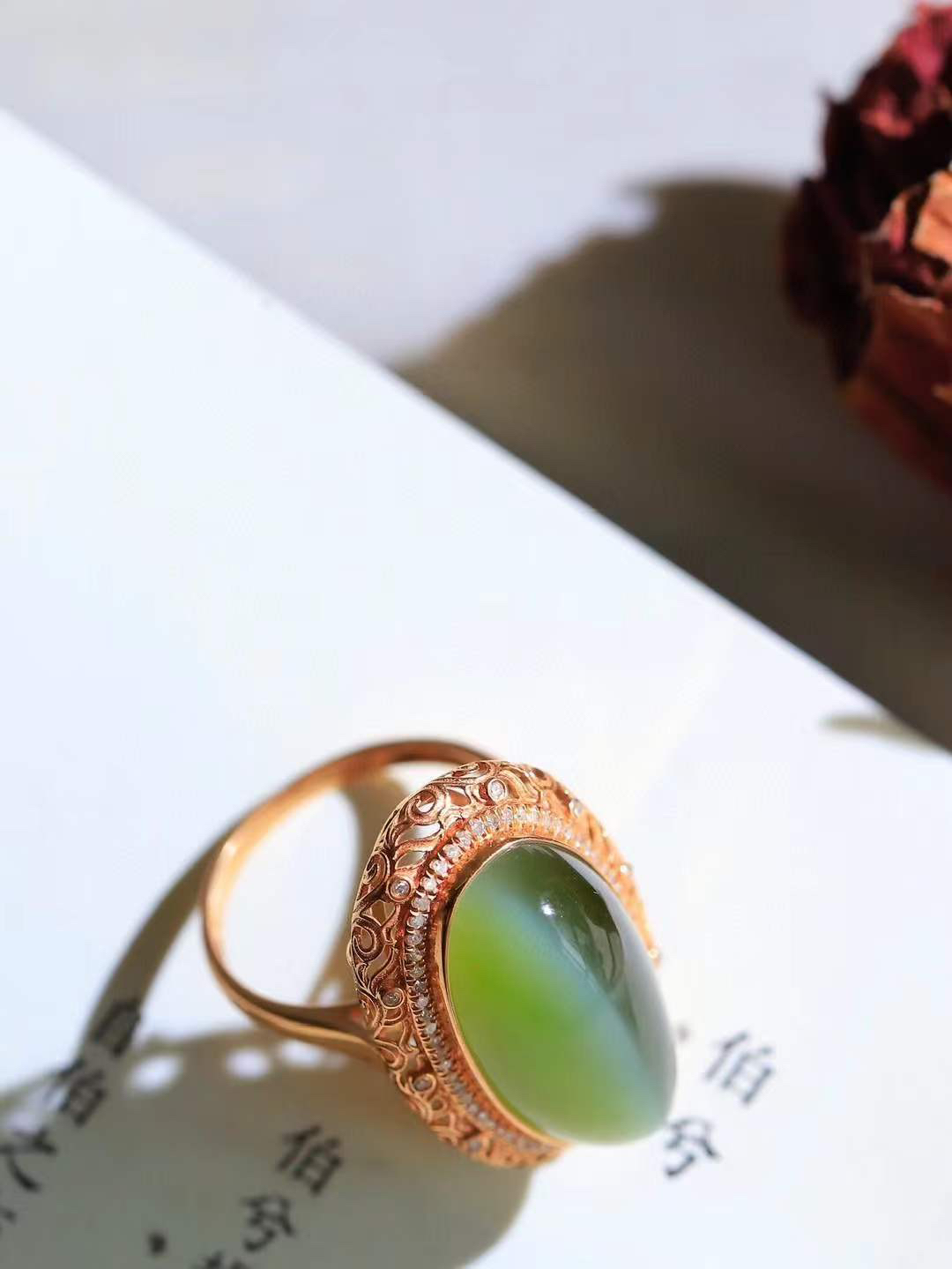 【金镶玉.戒指】

精品和田玉碧玉猫眼18k金戒指 玉质细腻温润 油性十足 ，不论时光如何流转变化，这枚戒指始终闪耀着最初的光芒。精工镶嵌18K金 （保真金 可检测贵金属18K金） 重5.4克 内径17mm尺寸20.3-10.8mm 55361733T