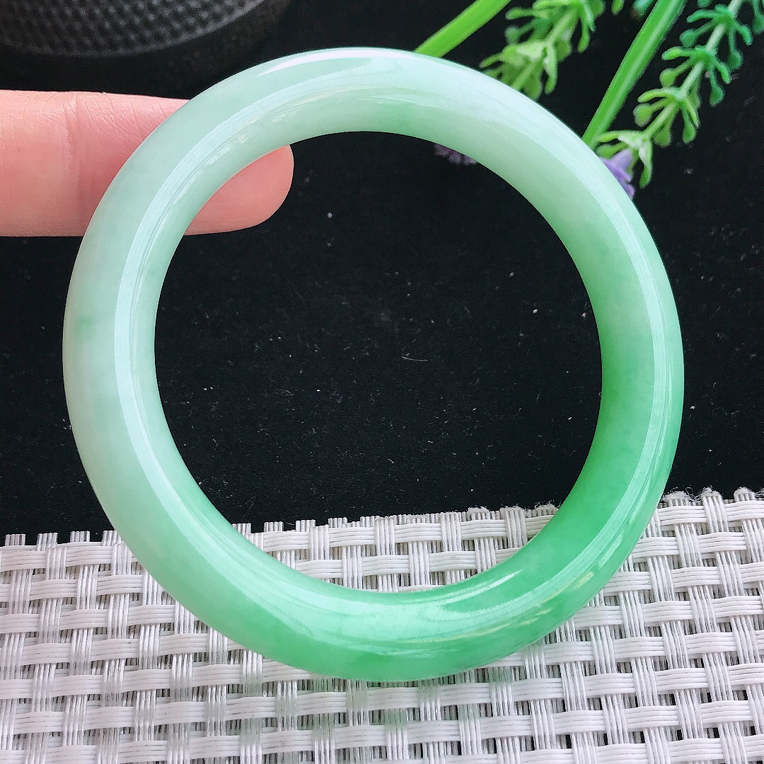 实拍天然翡翠55/9.8/9.6老坑精美飘阳绿圆条手镯翡翠玉镯手环