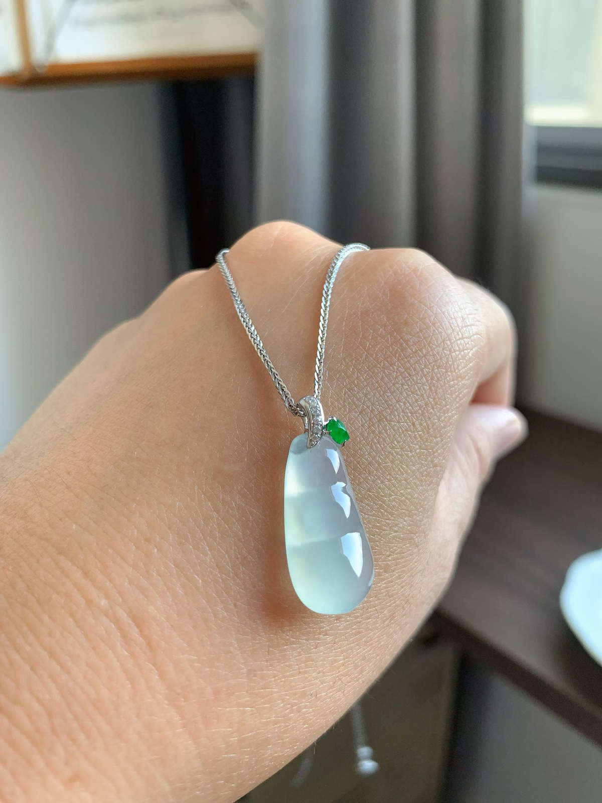 白冰果冻富贵豆

裸石22*11*6.2 整体长度26.5mm
18k金钻石镶嵌