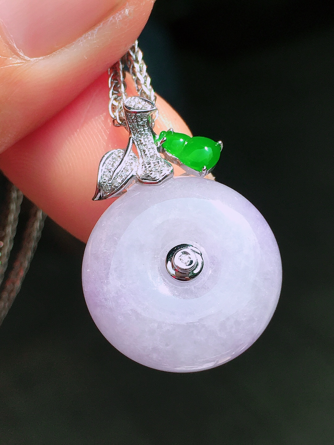 淡紫罗兰平安扣吊坠，色泽均匀艳丽，玉质细腻，荧光感超
强，饱满圆润，尽显优雅气质，18k
金豪华镶嵌