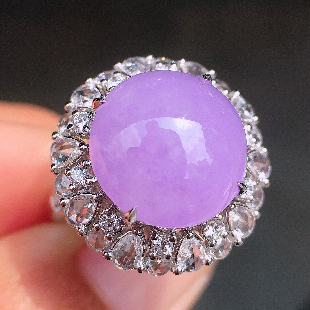 紫罗兰蛋面戒指，色泽均匀艳丽，玉质细腻，荧光感超
强，饱满圆润，尽显优雅气质，18k
金豪华镶嵌