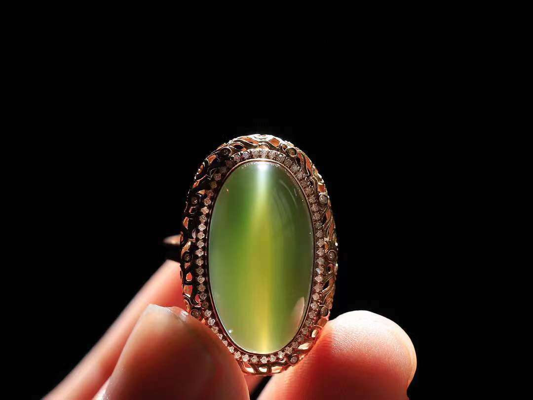 【金镶玉.戒指】

精品和田玉碧玉猫眼18k金戒指 玉质细腻温润 油性十足 ，不论时光如何流转变化，这枚戒指始终闪耀着最初的光芒。精工镶嵌18K金 （保真金 可检测贵金属18K金） 重5.4克 内径17mm尺寸20.3-10.8mm 55361733T