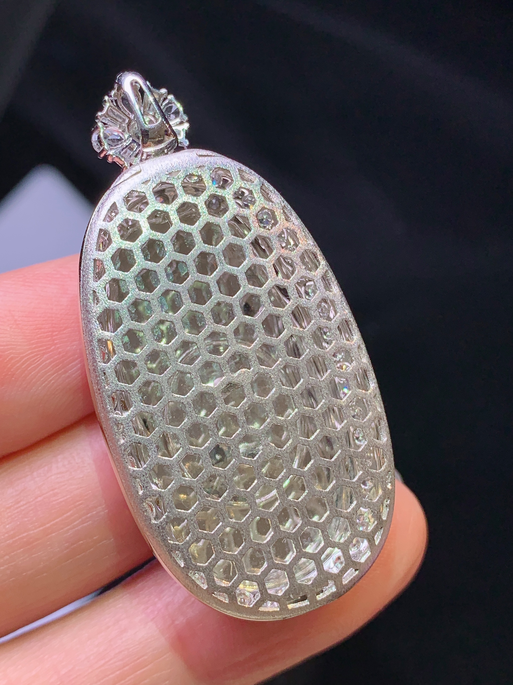 18k金钻镶嵌翠绿如意吊坠 玉质细腻 色泽艳丽清新 水润亮眼 整体尺寸45*22*11.2m4