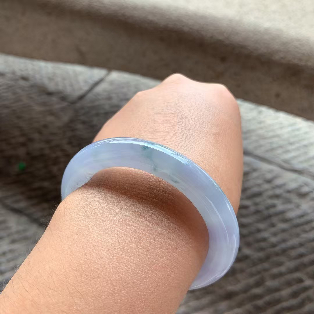 紫罗兰飘花圆条手镯尺寸54*10.5*11 种质细腻，温润柔和，紫色浓郁，花色清新，飘洒金黄翡！