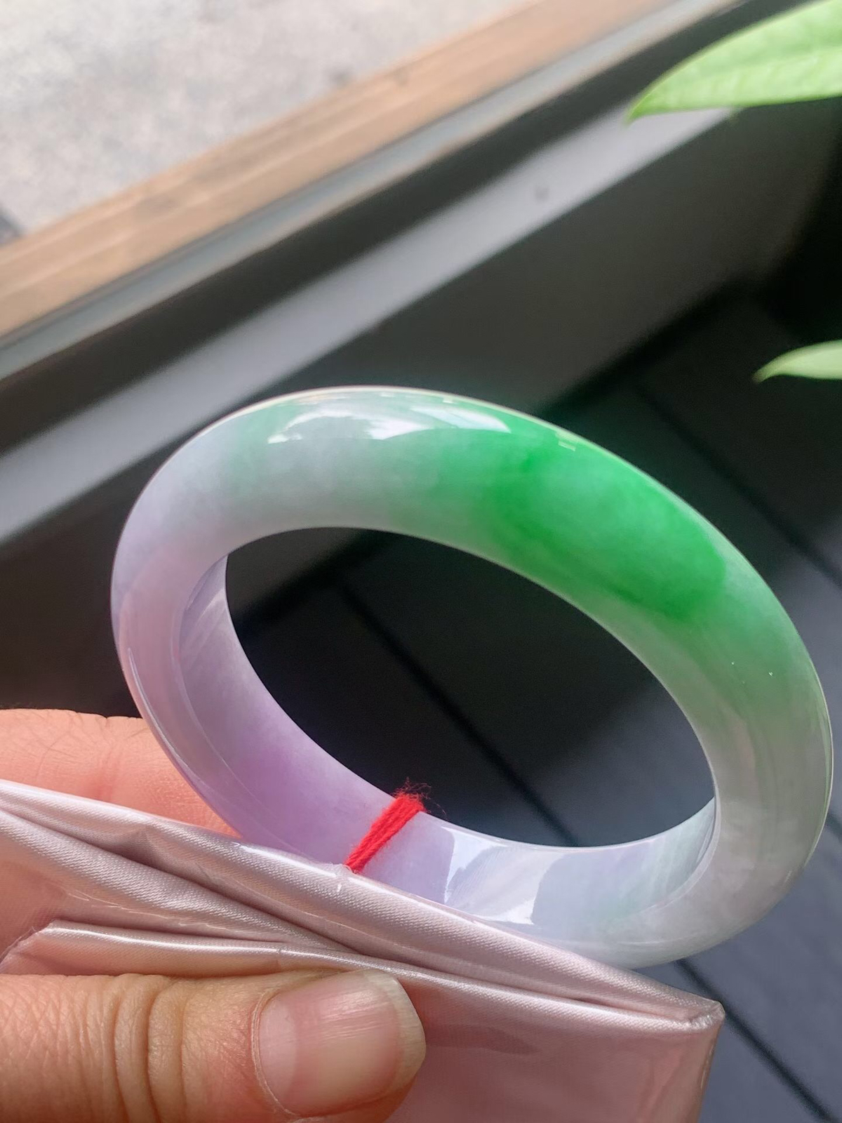 【翡翠名称】老种春彩飘阳绿52.3正圈口手镯
【翡翠尺寸】52.3/12.6/8.9mm适合51.3-53.5正圈口佩戴
【翡翠描述】宝贝种老水足，玉质细腻，色泽靓丽，性价比高，佩戴效果好！
【其它赠送】权威证书/精美挂绳盒子/支持全国复检