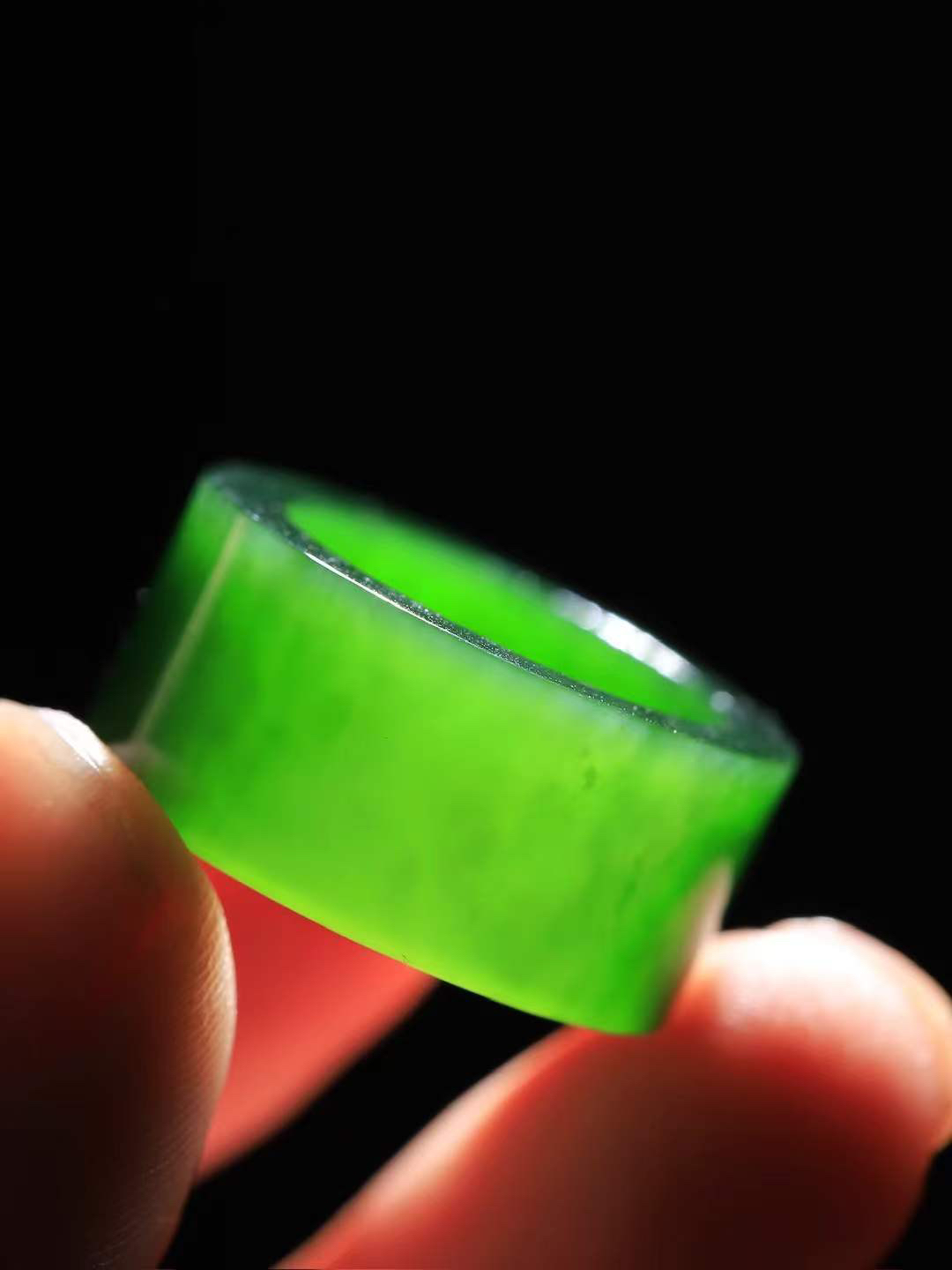 【古韵·扳指】

精品和田玉碧玉扳指，玉质温润，油润感十足， 整器古韵生辉。优雅高贵。运筹帷幄于掌中，决胜于千里之外。重8.9克 内径圈口19mm 尺寸12.2-3.5mm   FDA-3620443