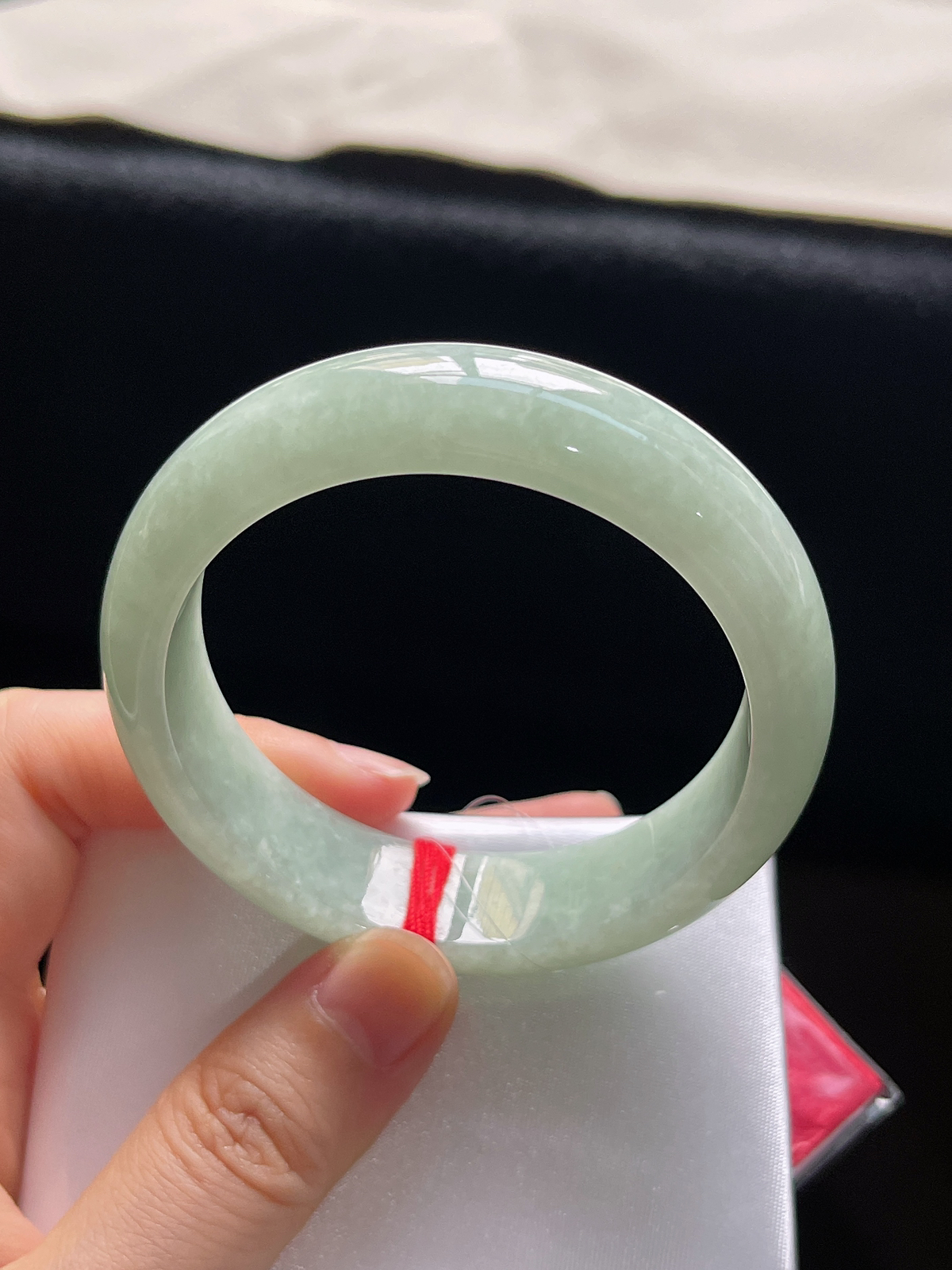 正圈52圈口，翡翠糯化种淡绿色手镯