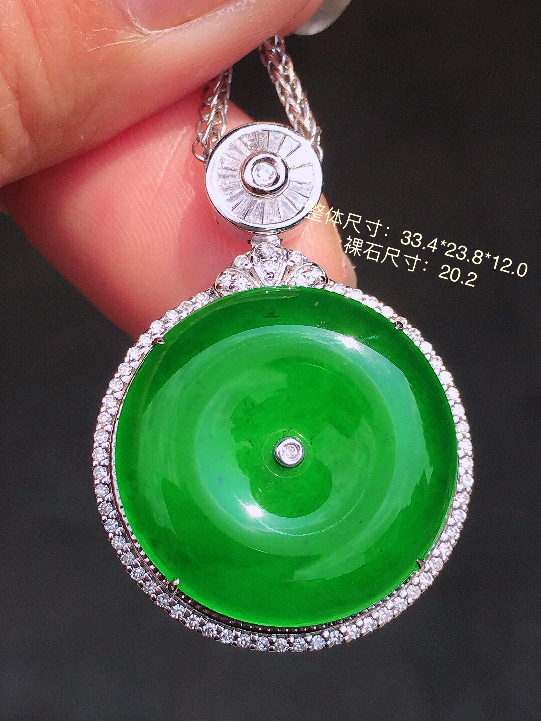 阳绿平安扣吊坠，色泽均匀艳丽，玉质细腻，荧光感超
强，饱满圆润，尽显优雅气质，18k
金豪华镶嵌