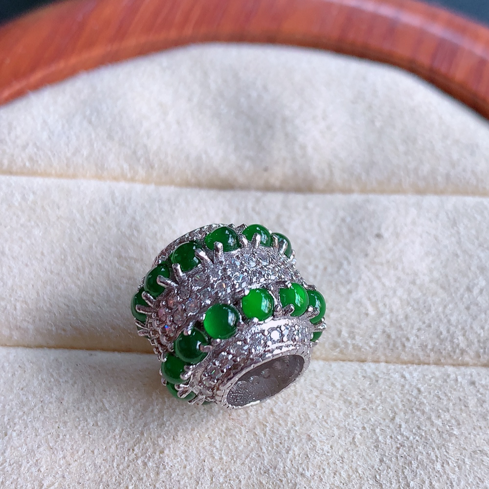 冰润满绿路路通翡翠吊坠  款式新颖时尚，日常百搭的款。满满的份量感，清秀高雅，上身效果优雅迷人！性价比超值  W815.15  整体尺寸：15-13.8mm   裸石尺寸：2.5mm