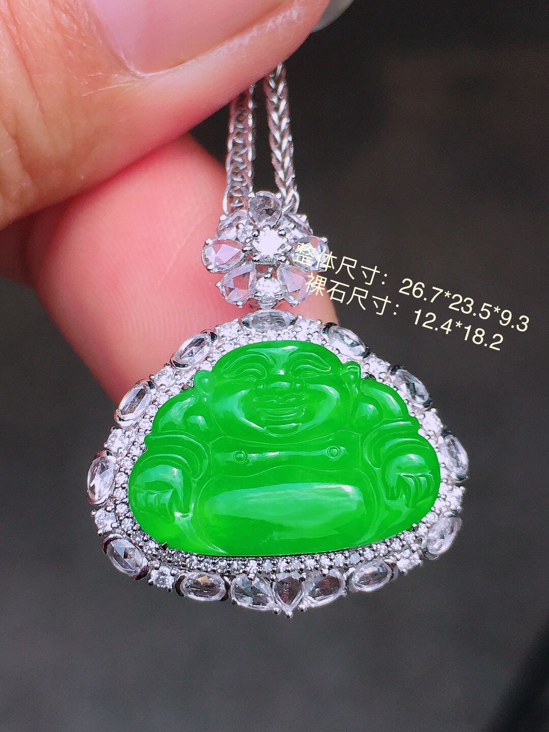 阳绿佛公吊坠，色泽均匀艳丽，玉质细腻，荧光感超
强，饱满圆润，尽显优雅气质，18k
金豪华镶嵌