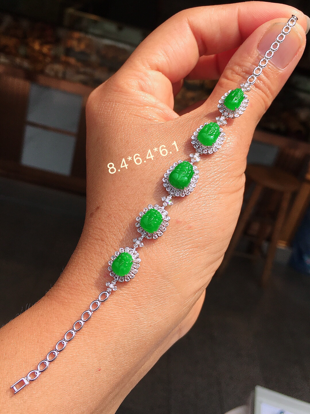 阳绿貔貅手链，色泽均匀艳丽，玉质细腻，荧光感超
强，饱满圆润，尽显优雅气质，18k
金豪华镶嵌