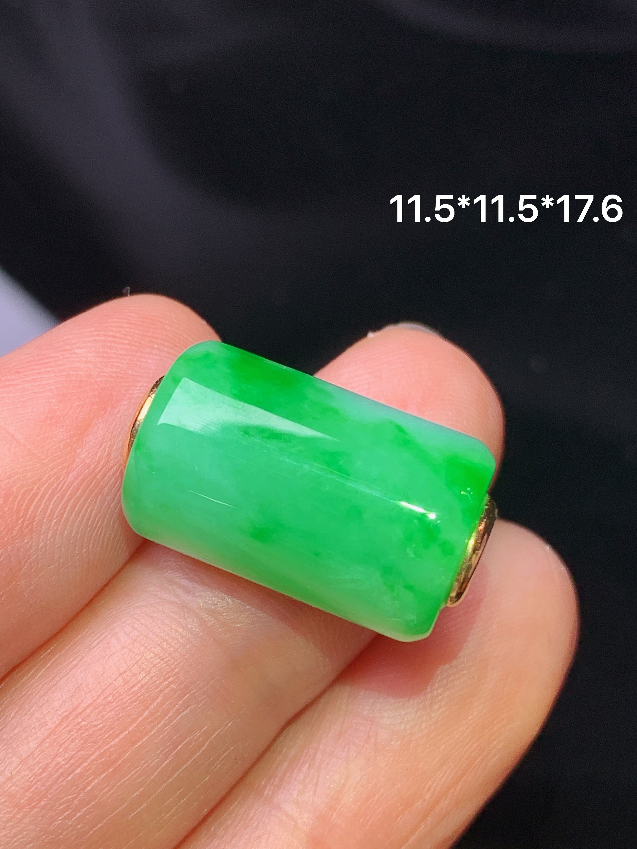 18k金镶嵌翠绿路路通吊坠 玉质细腻 色泽艳丽清新 水润亮眼 整体尺寸11.5*17.6