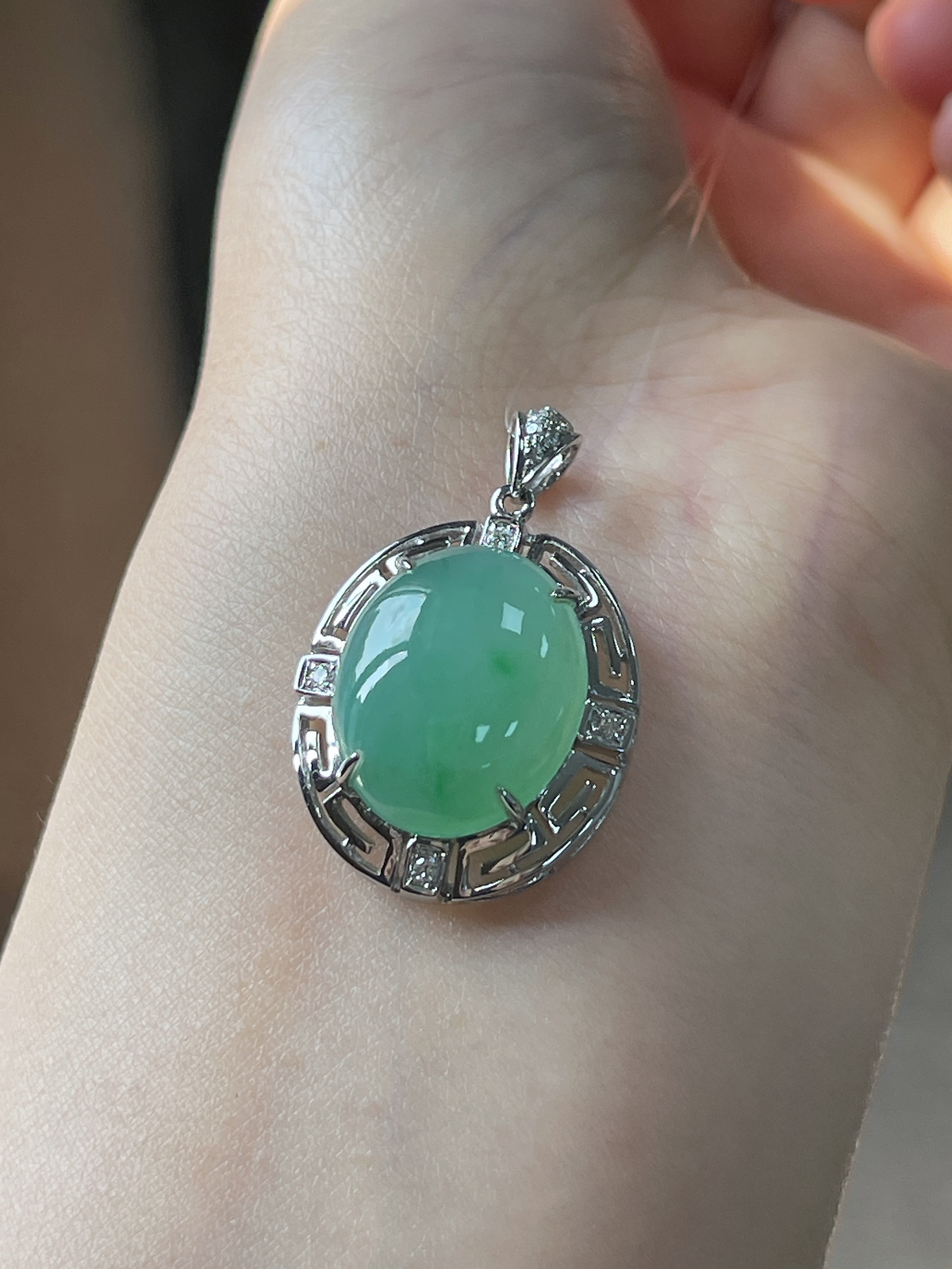 翡翠冰糯种绿色蛋面吊坠，印记：G18K,伴钻石