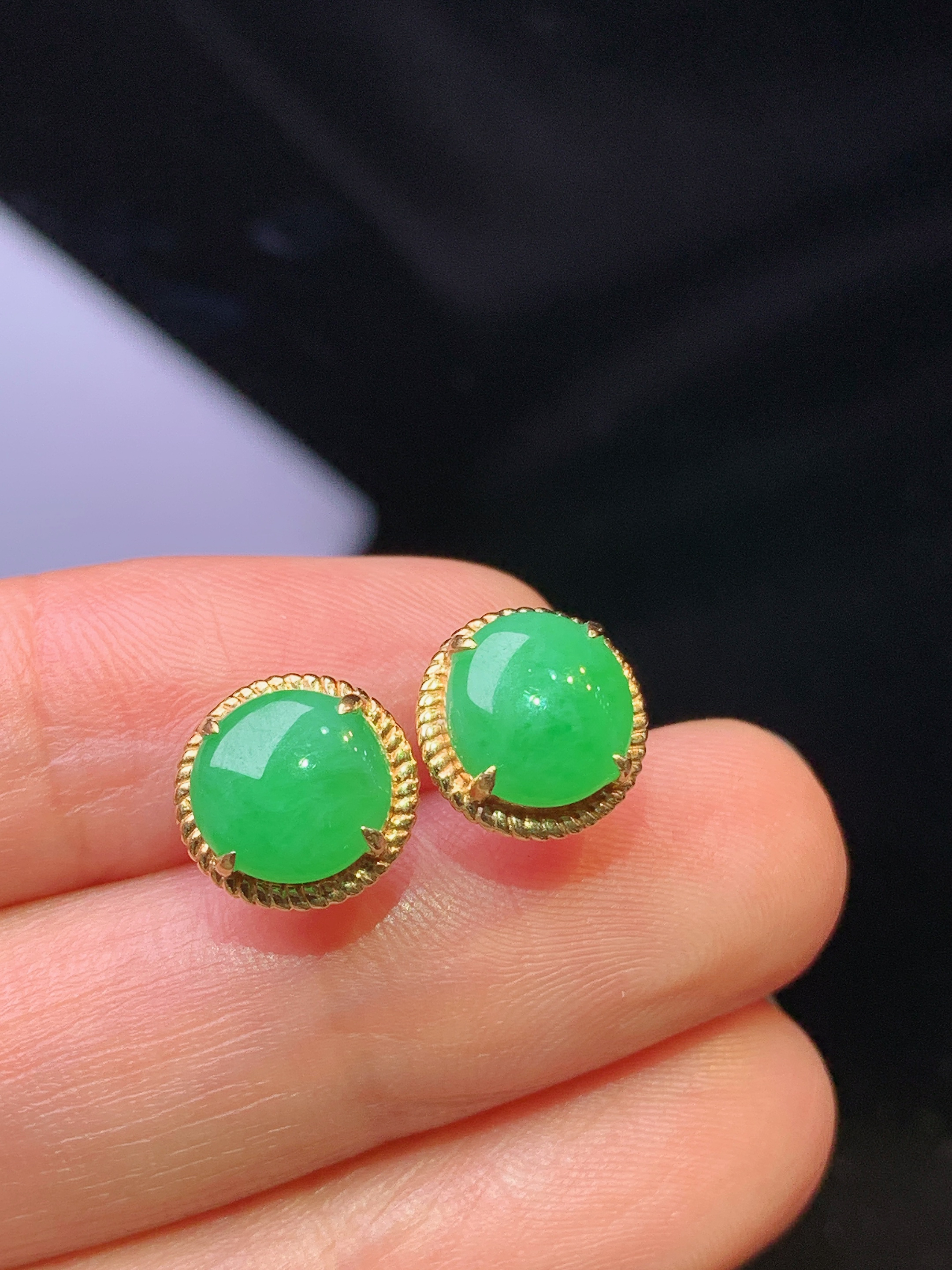 18k金钻镶嵌翠绿蛋面耳钉 玉质细腻 色泽艳丽清新 水润亮眼 整体尺寸9.8*3.8j2