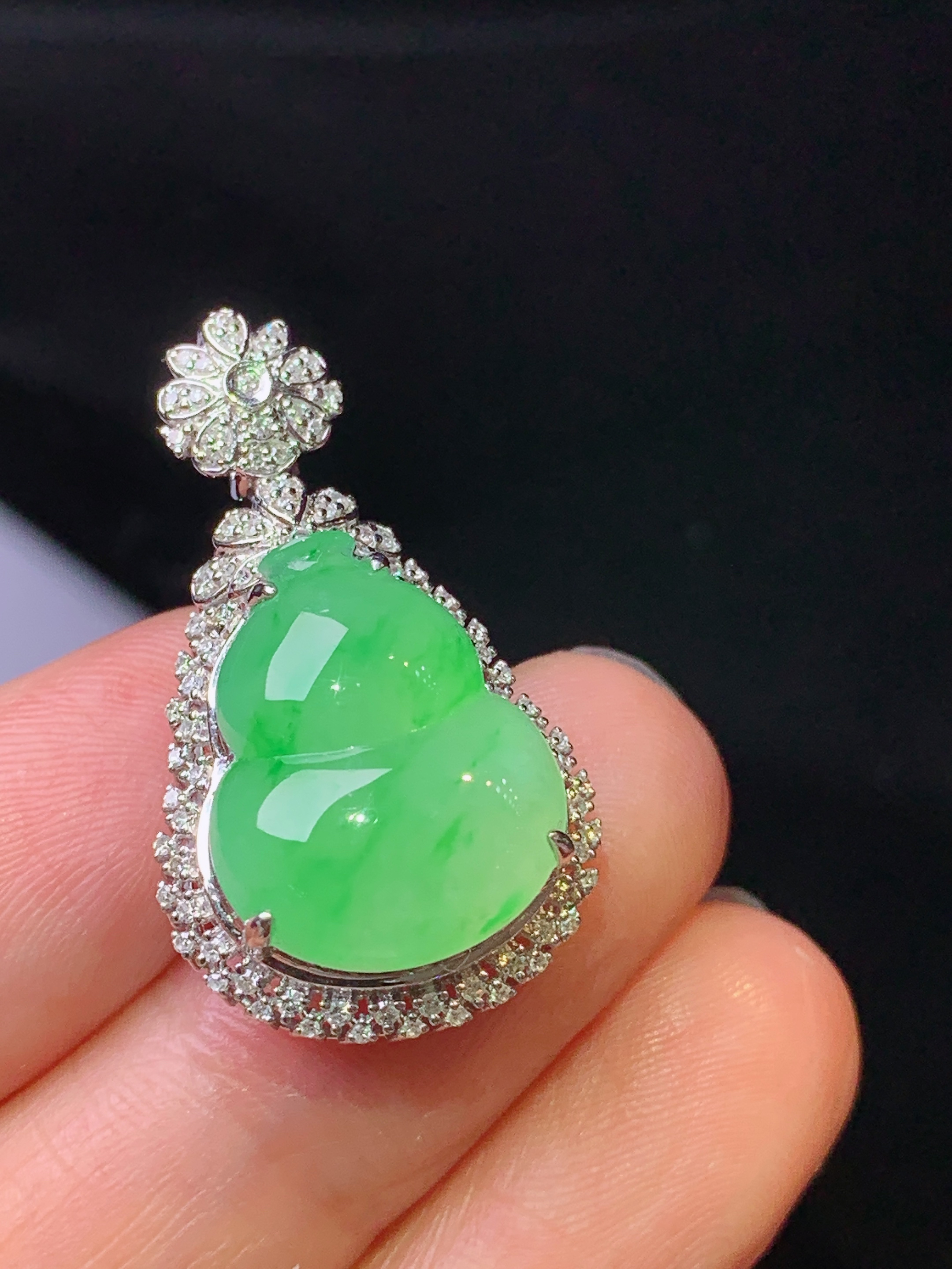 18k金钻镶嵌翠绿葫芦吊坠 玉质细腻 色泽艳丽清新 水润亮眼 整体尺寸29.2*16.8*10.5y