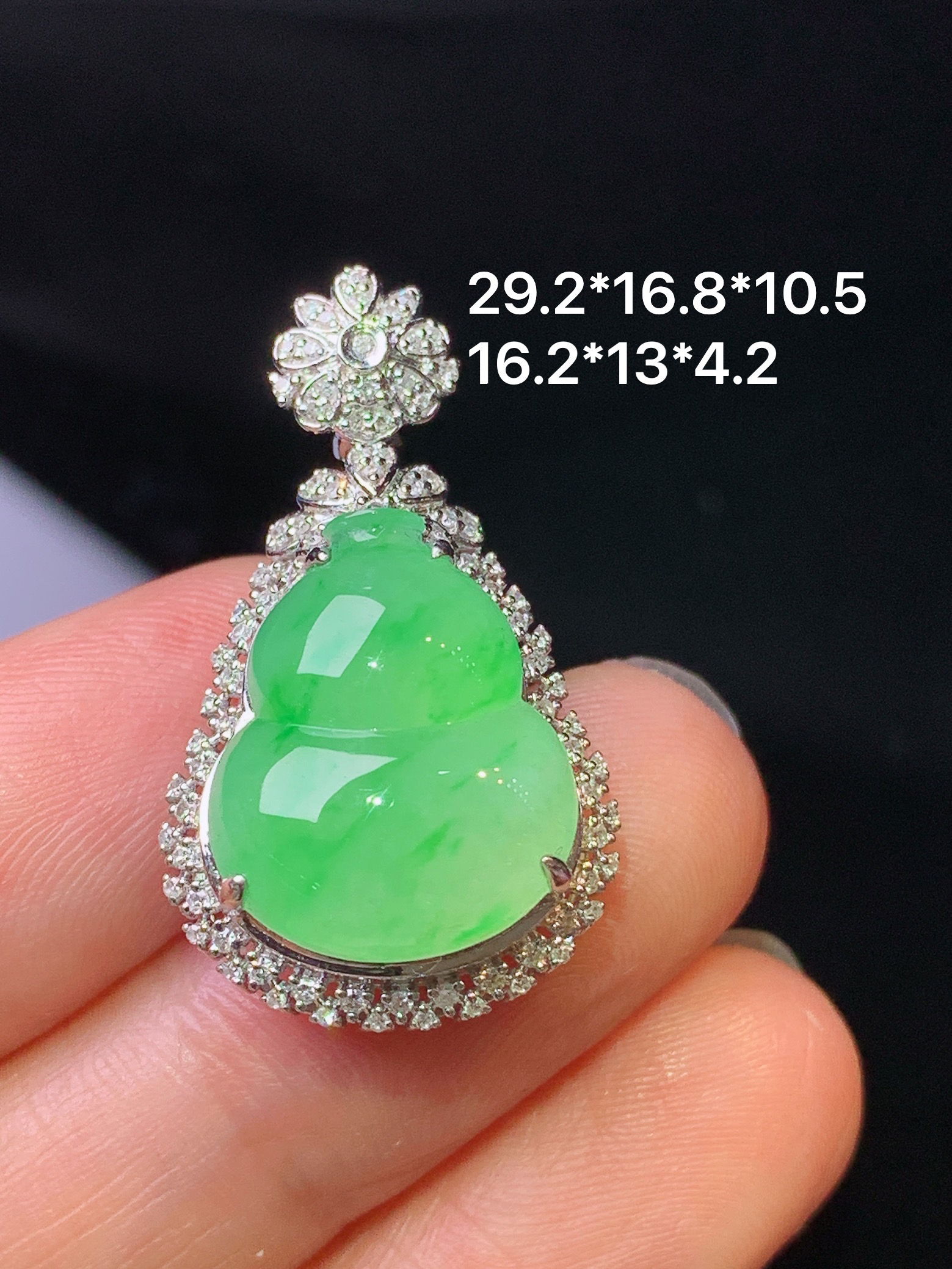 18k金钻镶嵌翠绿葫芦吊坠 玉质细腻 色泽艳丽清新 水润亮眼 整体尺寸29.2*16.8*10.5y4